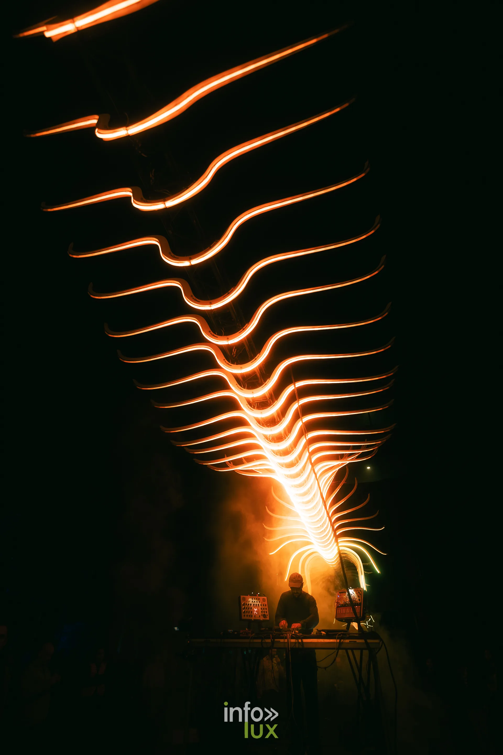 Nuit de la Culture 2026 à Esch-Belval : la sculpture « Un oiseau de passage » en orange au-dessus de la scène