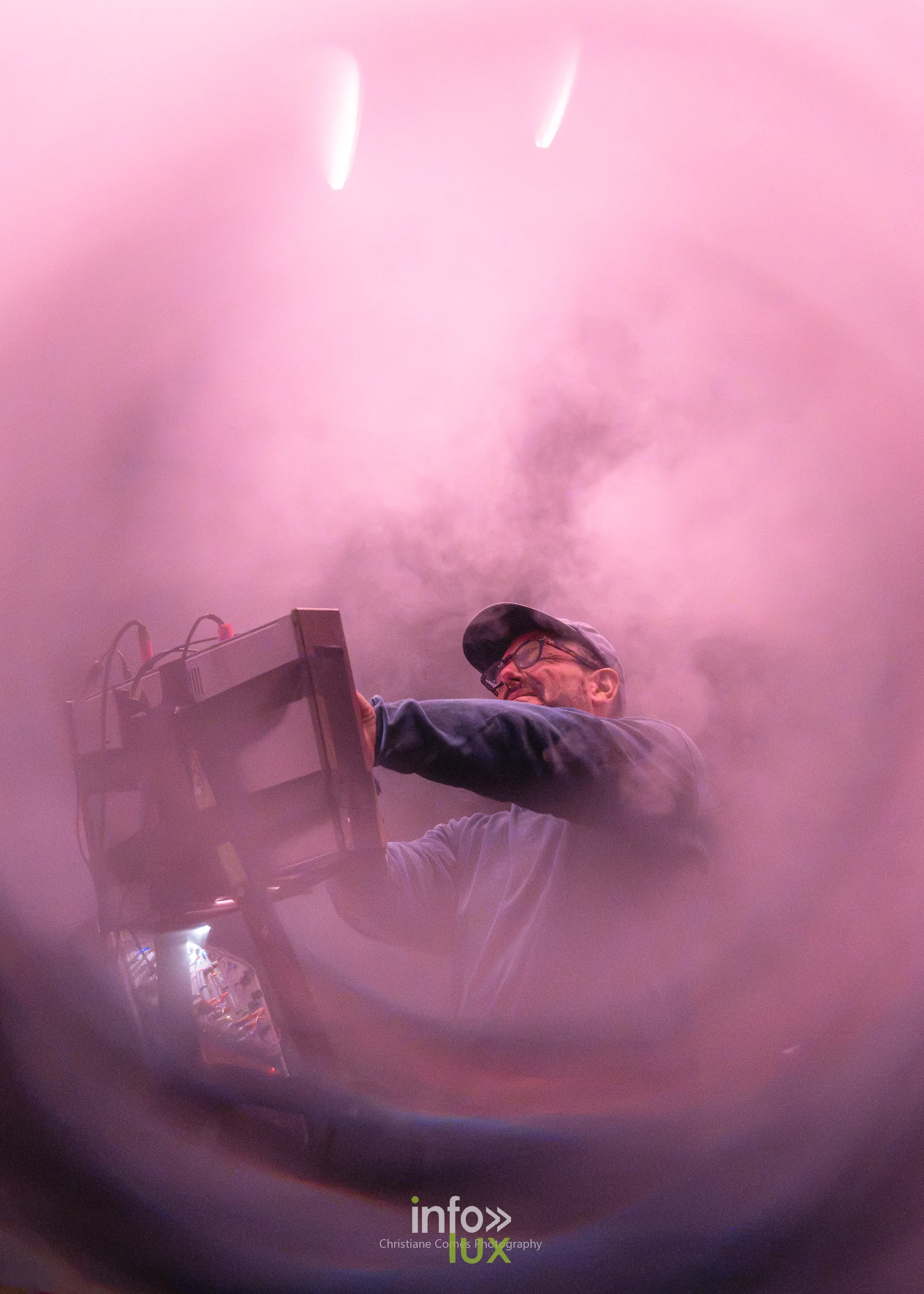Nuit de la Culture 2026 à Esch-Belval : un musicien à ses machines dans la fumée rose