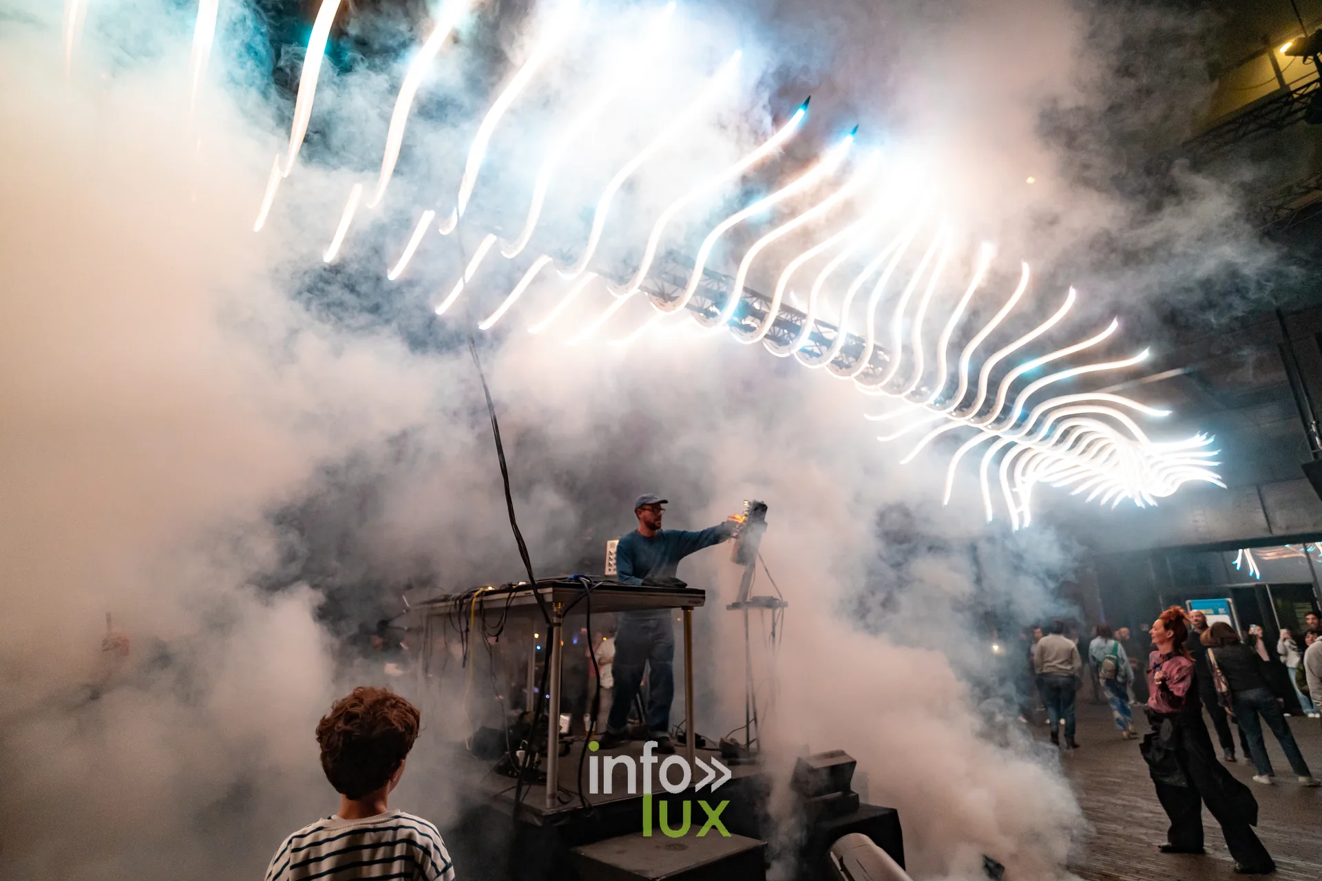 Nuit de la Culture 2026 à Esch-Belval : la scène électronique dans la fumée sous la sculpture « Un oiseau de passage », avec le public