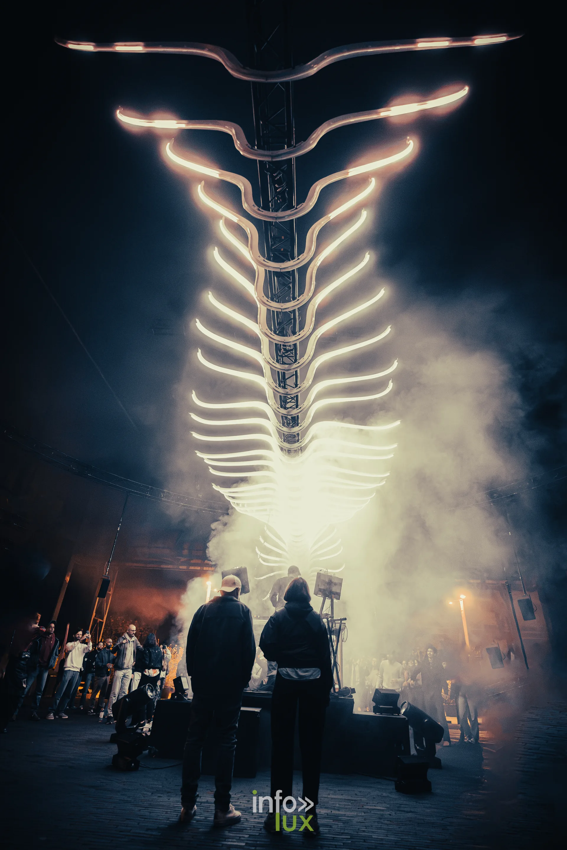 Nuit de la Culture 2026 à Esch-Belval : deux spectateurs de dos face à la sculpture « Un oiseau de passage »
