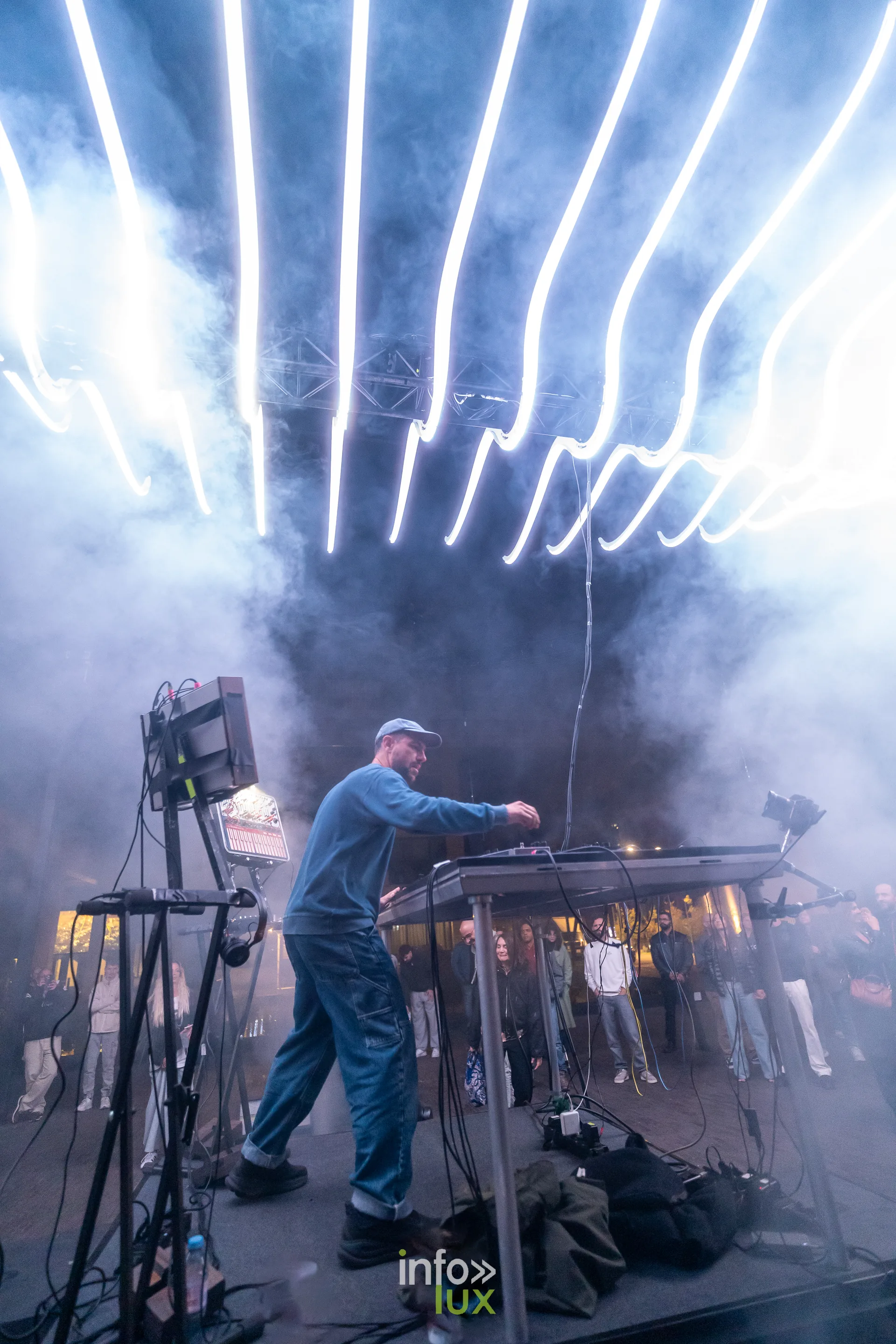 Nuit de la Culture 2026 à Esch-Belval : un musicien à ses machines face au public, sous les néons