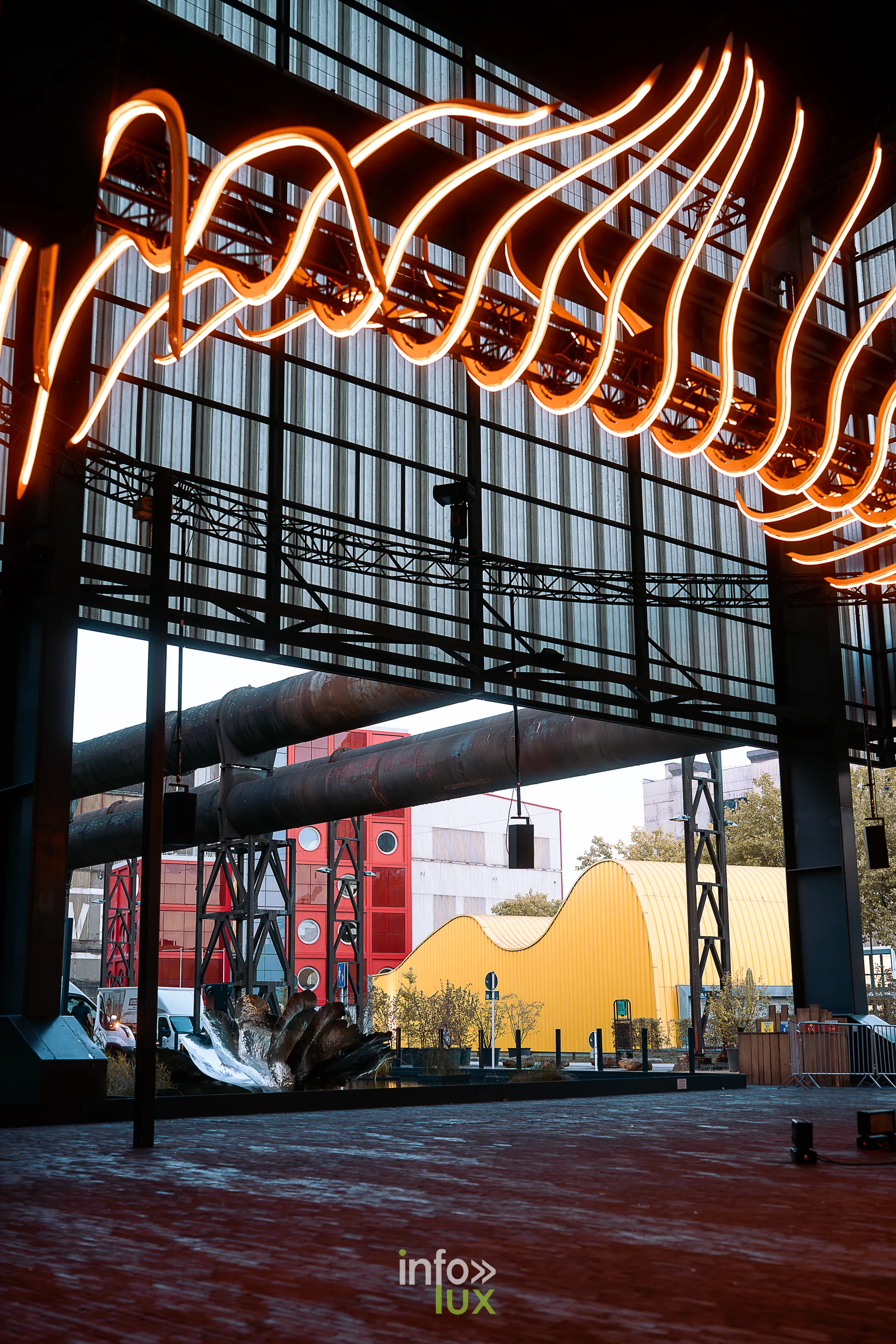 Nuit de la Culture 2026 à Esch-Belval : sculpture de néons suspendue sous une structure métallique, en fin de journée