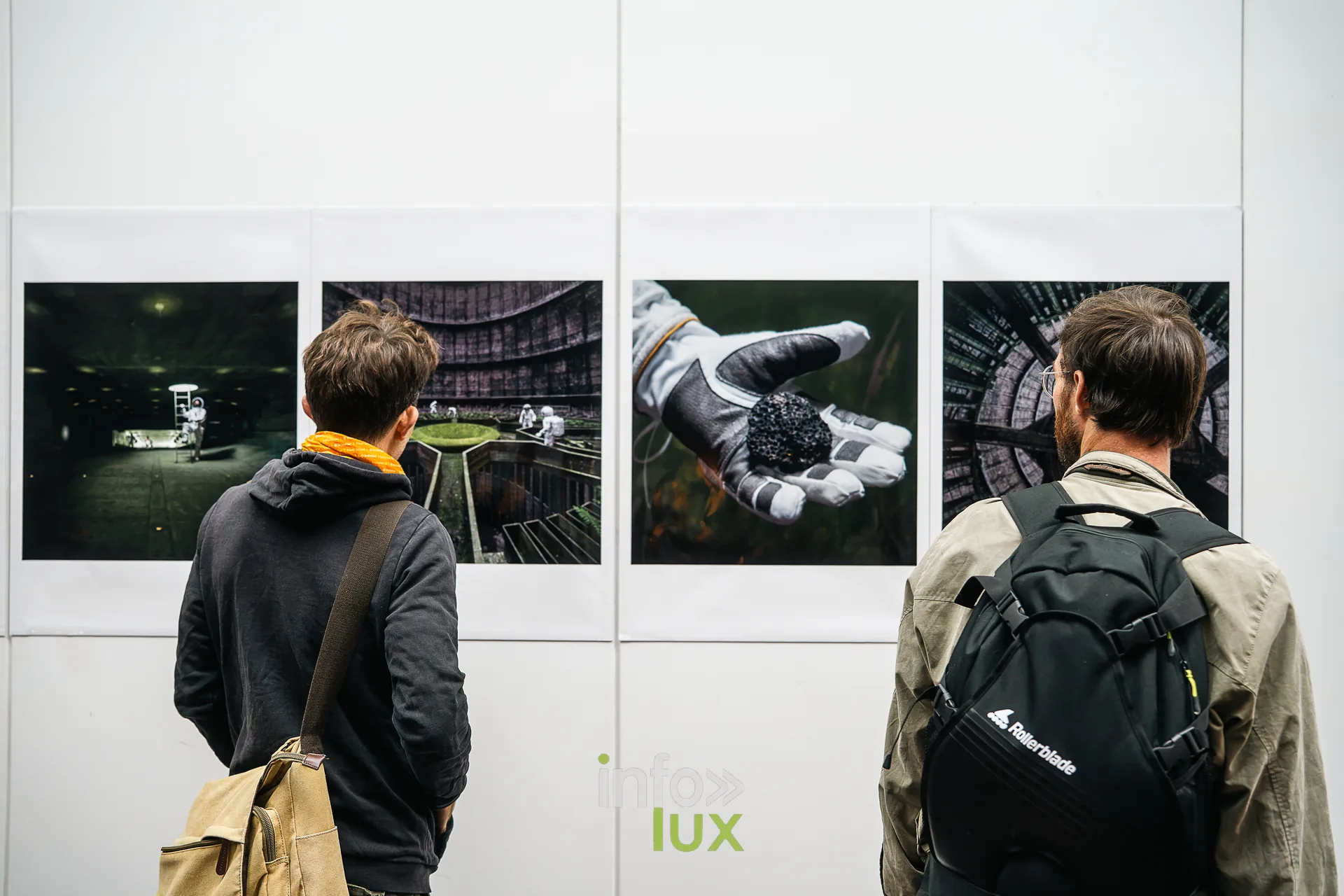 Nuit de la Culture 2026 à Esch-Belval : deux visiteurs devant les photographies d’une exposition sur le thème de l’espace