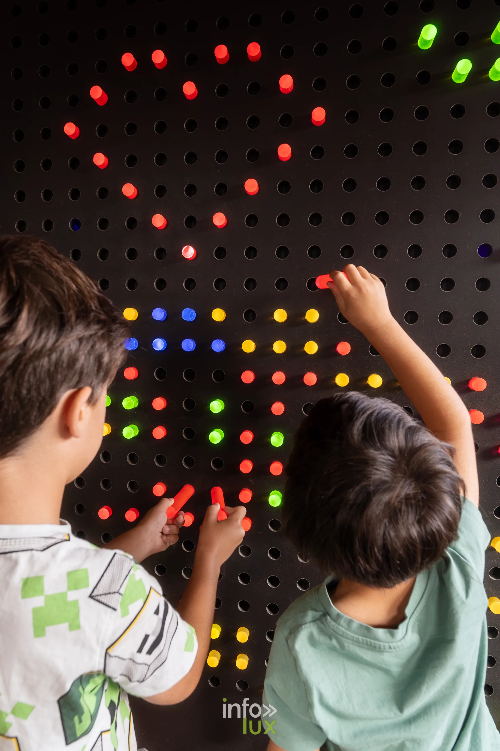 Nuit de la Culture 2026 à Esch-Belval : des enfants devant un mur de jeu lumineux
