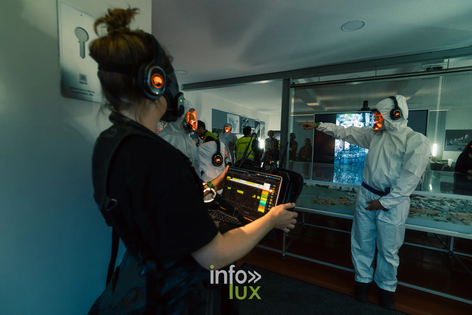 Nuit de la Culture 2026 à Esch-Belval : une participante de #exoterritoires avec casque et tablette, face à un personnage en combinaison blanche