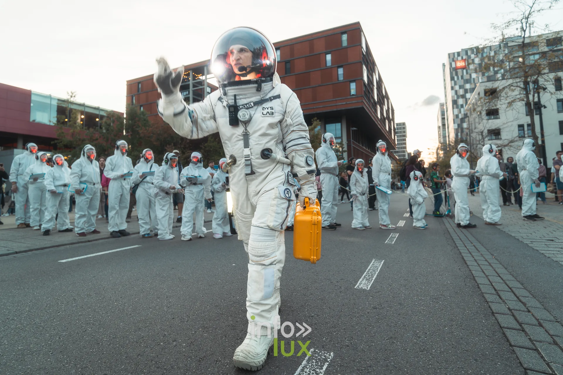 Nuit de la Culture 2026 à Esch-Belval : l’astronaute de #exoterritoires devant le cortège de participants en combinaisons blanches