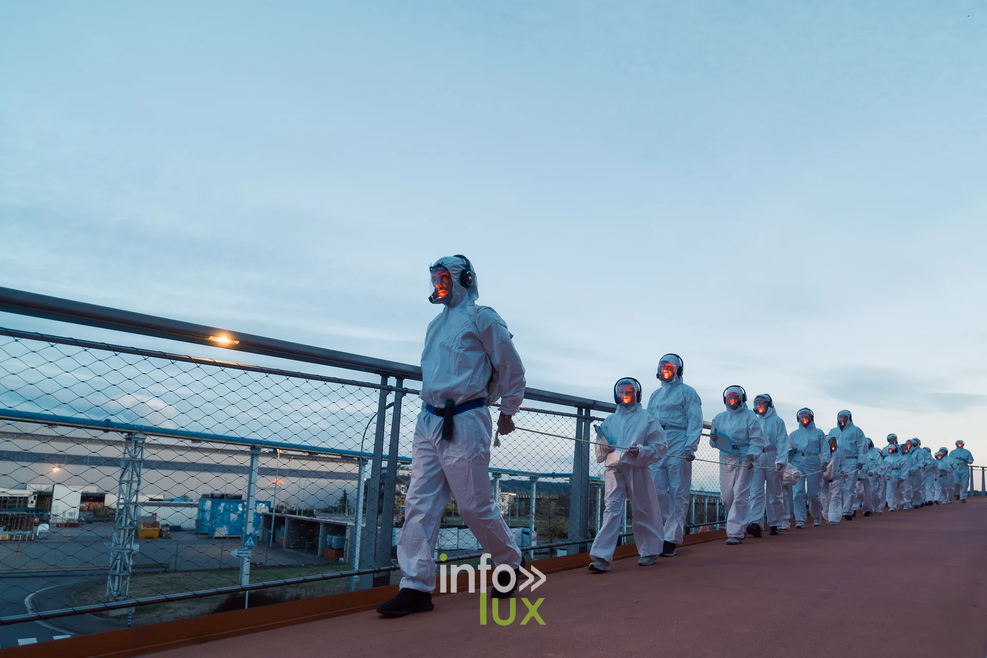 Nuit de la Culture 2026 à Esch-Belval : le cortège de #exoterritoires sur une passerelle au crépuscule