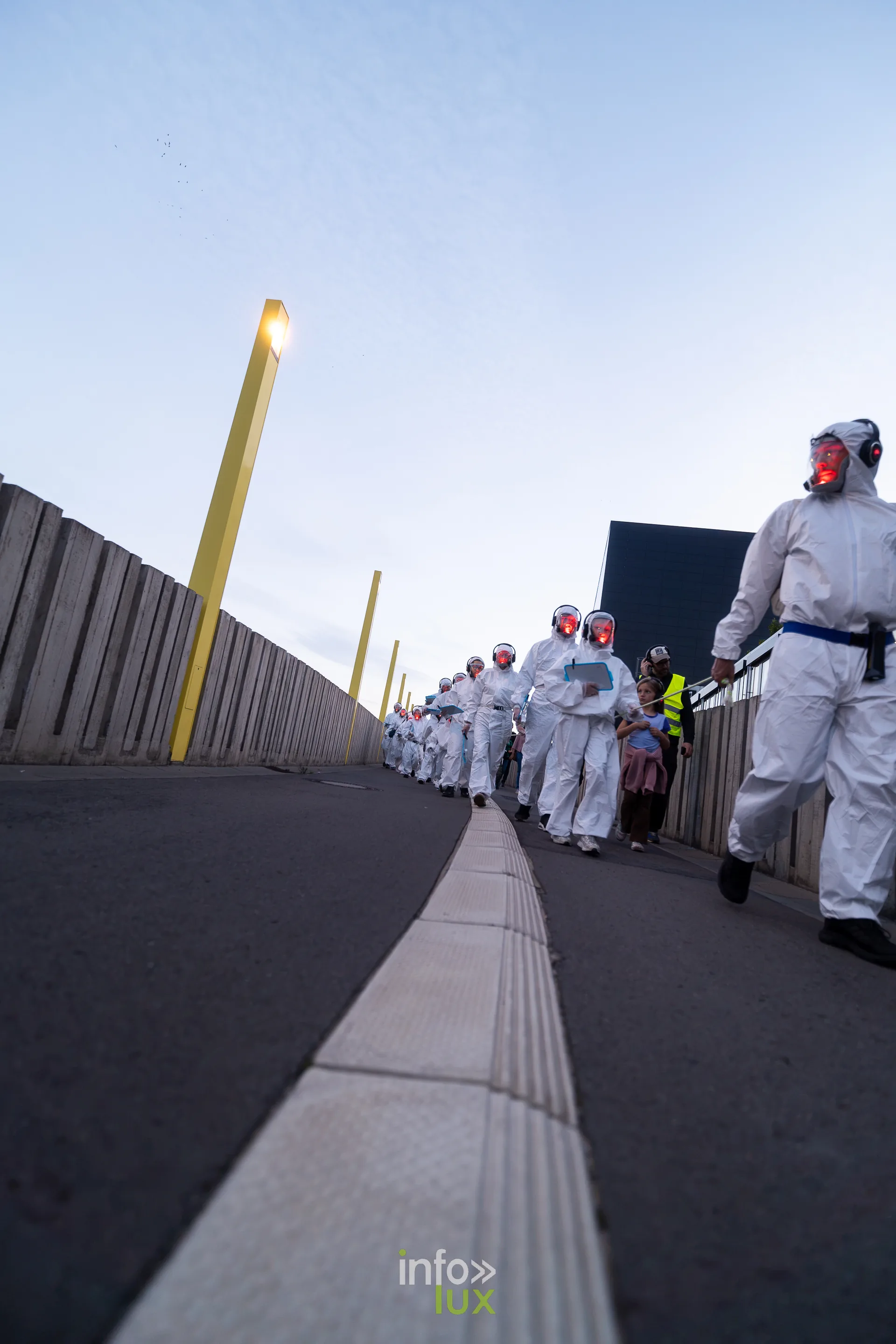 Nuit de la Culture 2026 à Esch-Belval : file de participants de #exoterritoires sur une passerelle