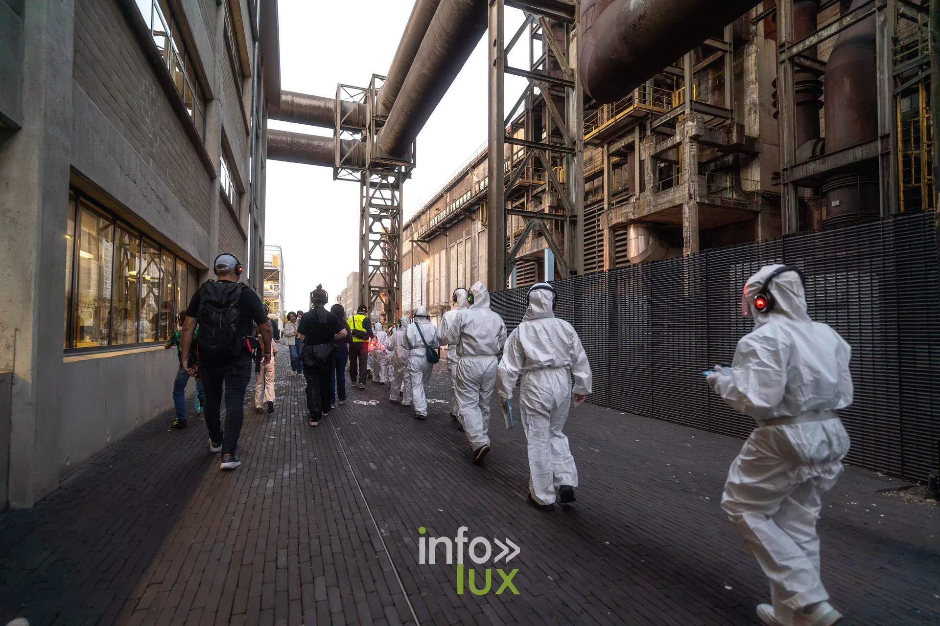 Nuit de la Culture 2026 à Esch-Belval : le cortège de #exoterritoires dans une rue entre les bâtiments industriels