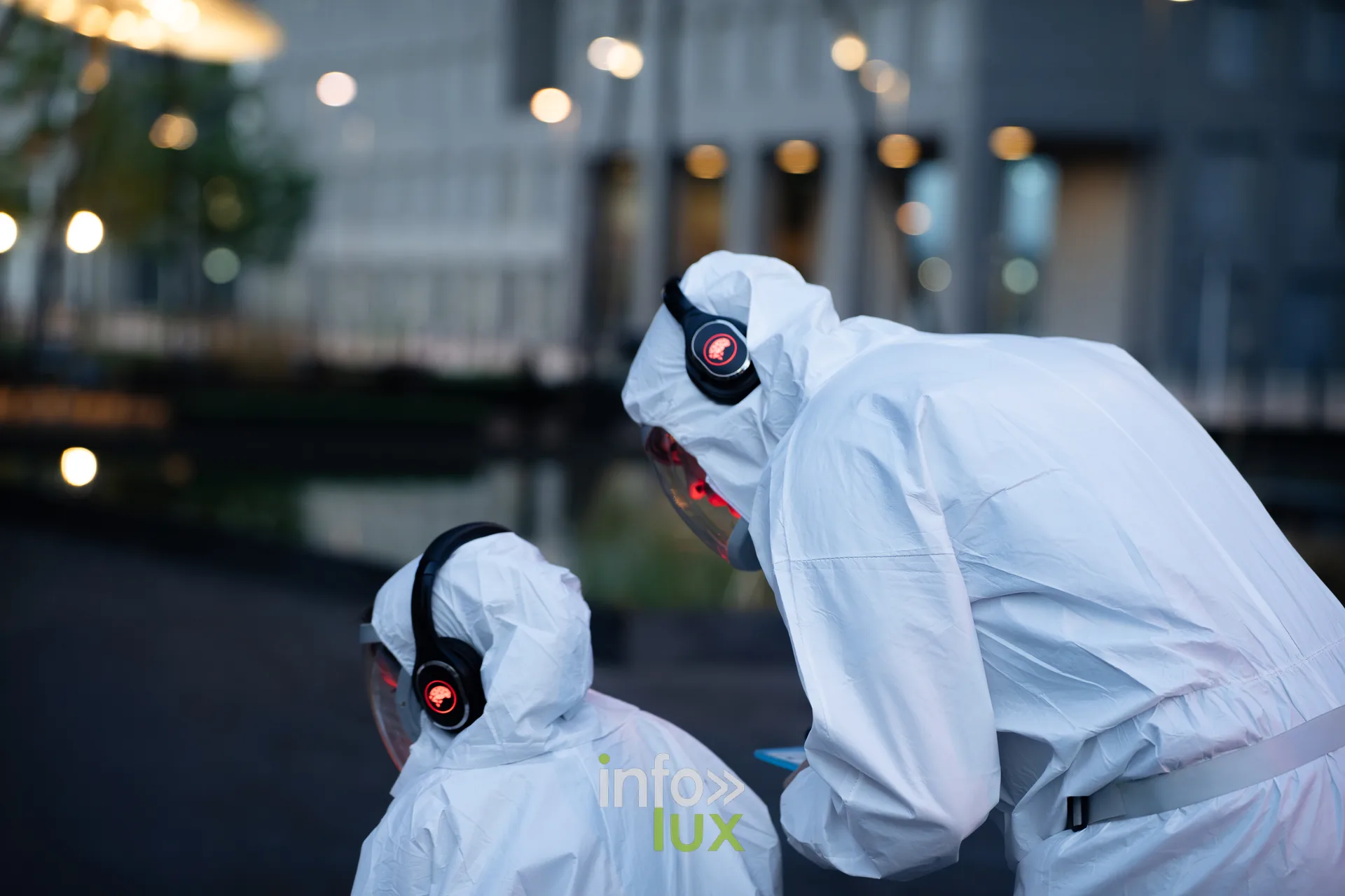 Nuit de la Culture 2026 à Esch-Belval : deux participants de #exoterritoires en combinaison blanche et casque audio