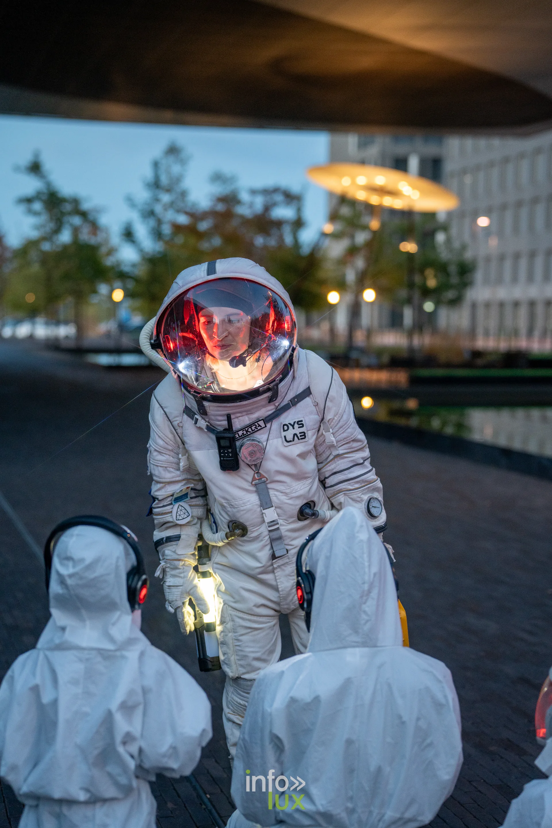 Nuit de la Culture 2026 à Esch-Belval : l’astronaute de #exoterritoires entouré de participants