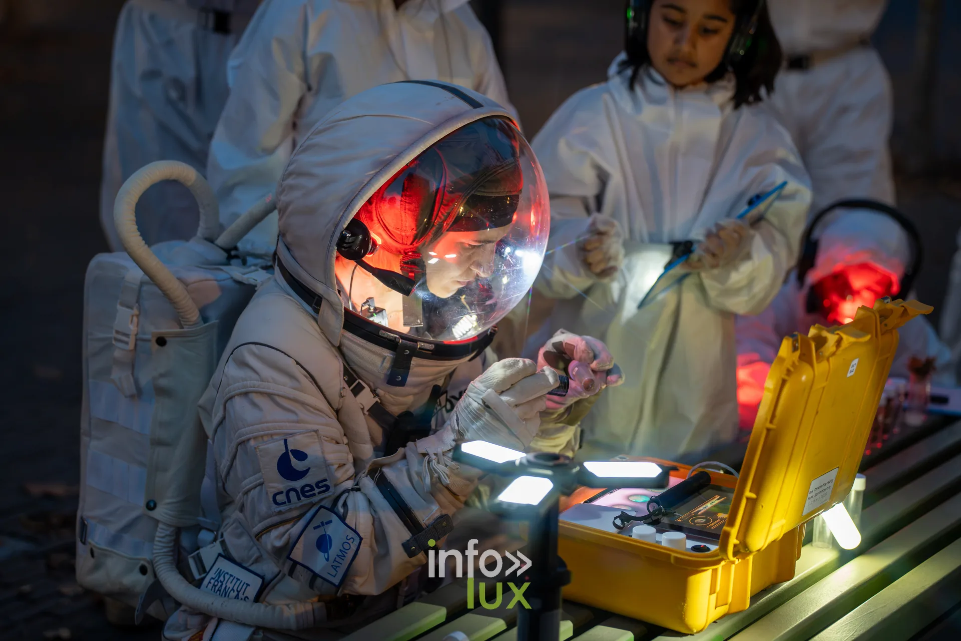 Nuit de la Culture 2026 à Esch-Belval : l’astronaute de #exoterritoires, logo du CNES sur la combinaison, ouvre une mallette jaune
