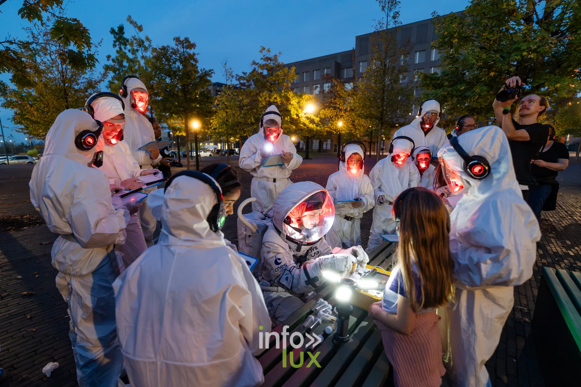 Nuit de la Culture 2026 à Esch-Belval : participants de #exoterritoires rassemblés autour de l’astronaute