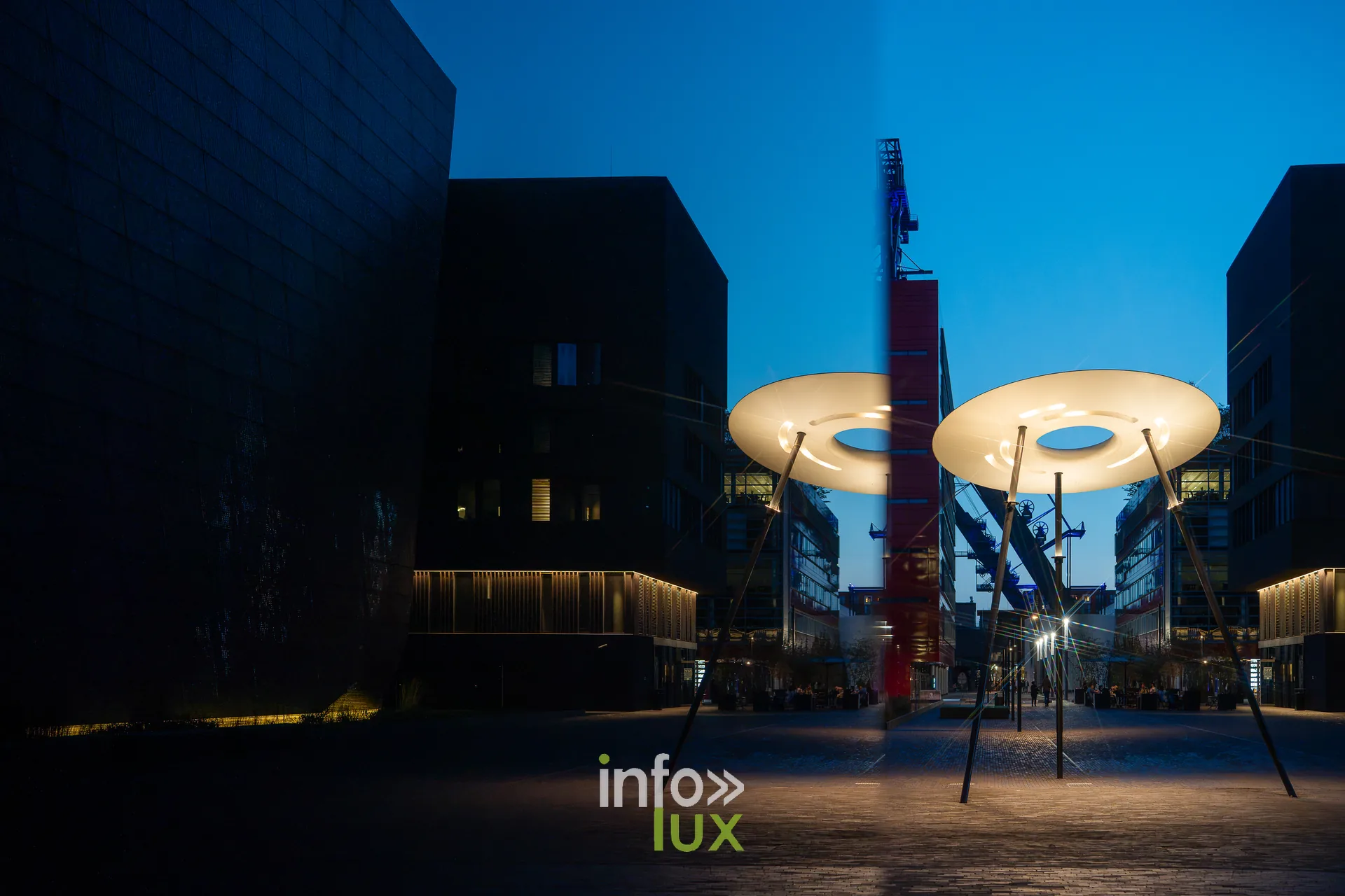 Nuit de la Culture 2026 à Esch-Belval : deux structures lumineuses en forme de disque sur une place de Belval, de nuit