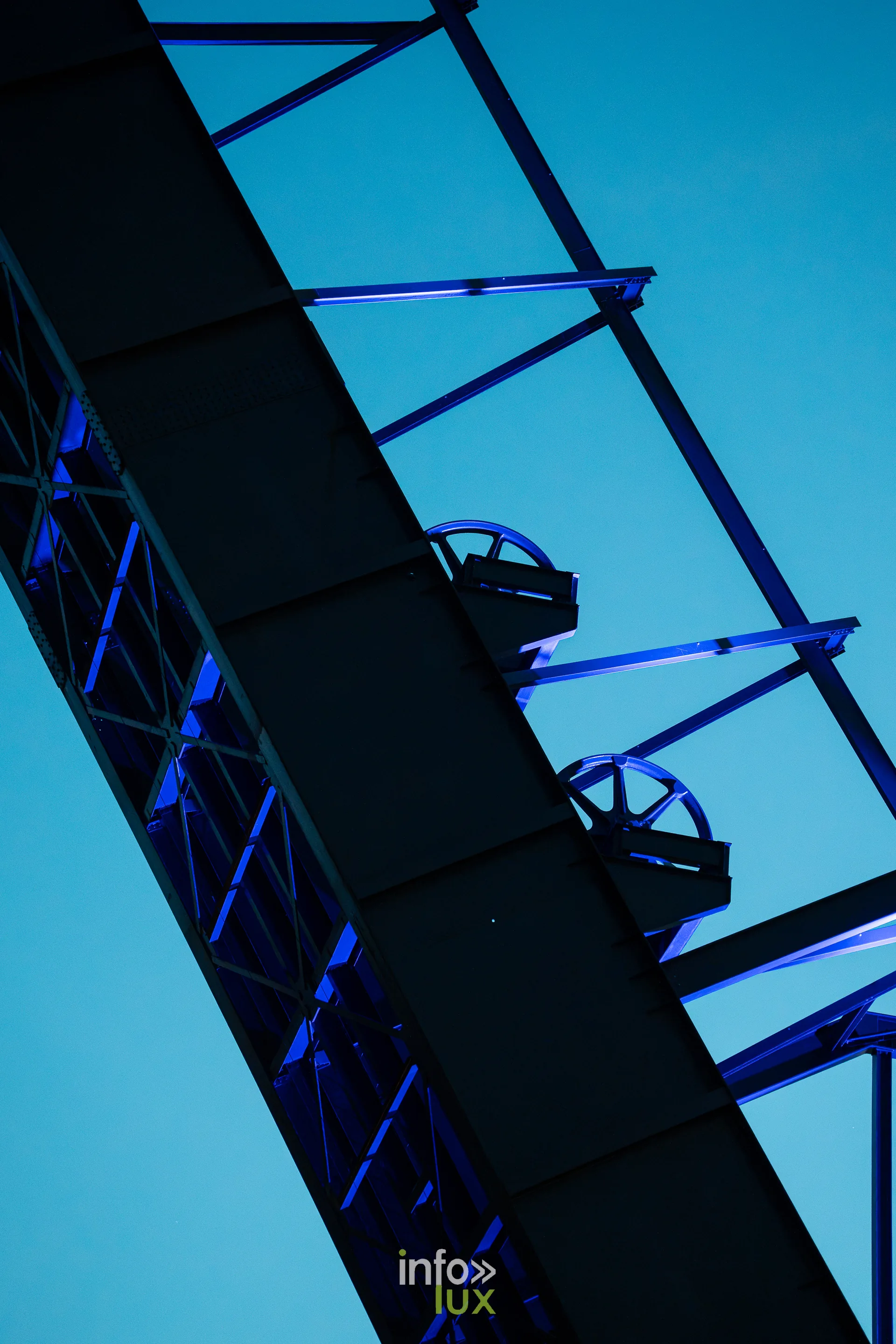 Nuit de la Culture 2026 à Esch-Belval : détail d’une structure métallique des hauts-fourneaux éclairée en bleu