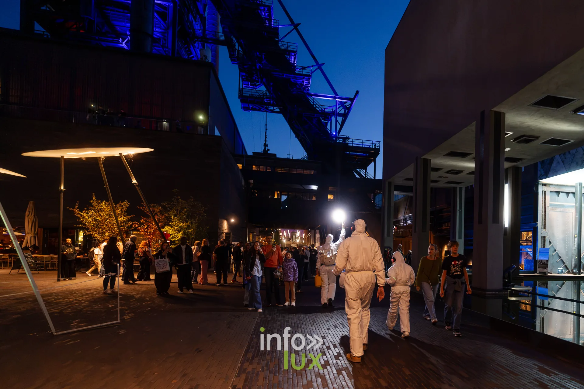 Nuit de la Culture 2026 à Esch-Belval : le public sous les disques lumineux, à la nuit tombée