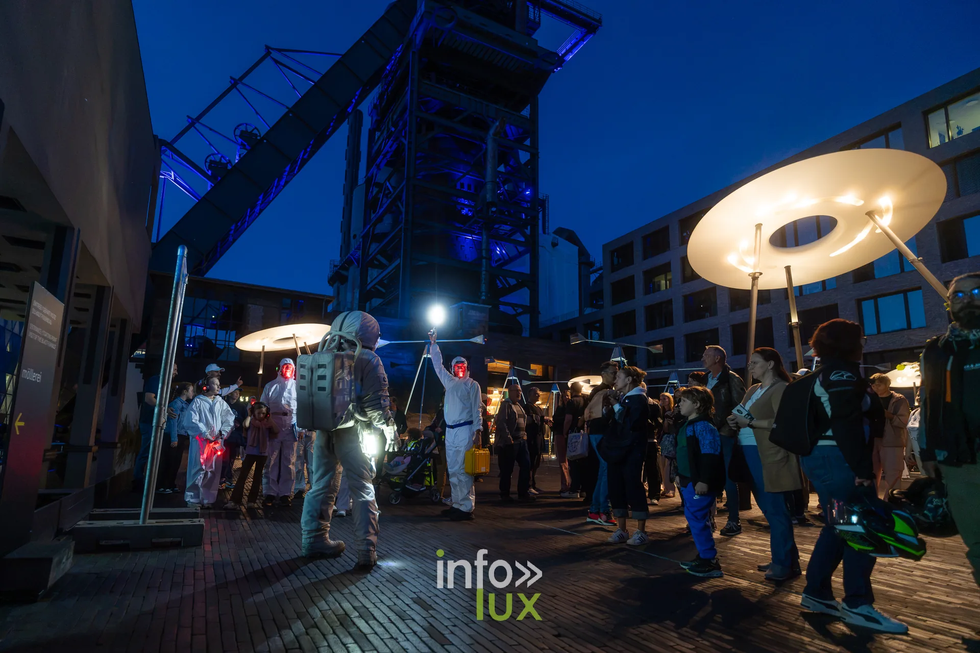 Nuit de la Culture 2026 à Esch-Belval : l’astronaute et les participants de #exoterritoires parmi le public, de nuit