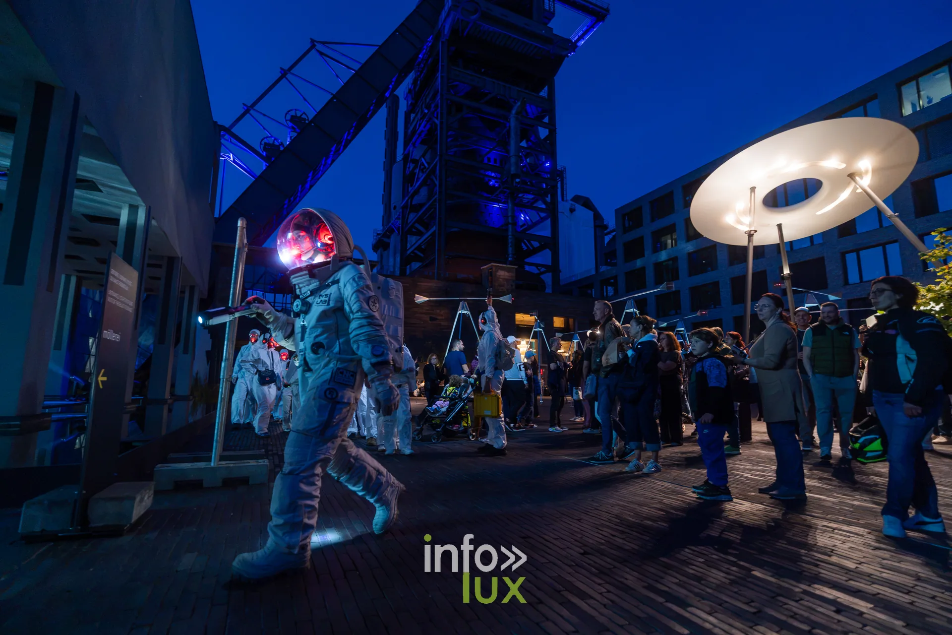 Nuit de la Culture 2026 à Esch-Belval : l’astronaute de #exoterritoires traverse la place devant le public