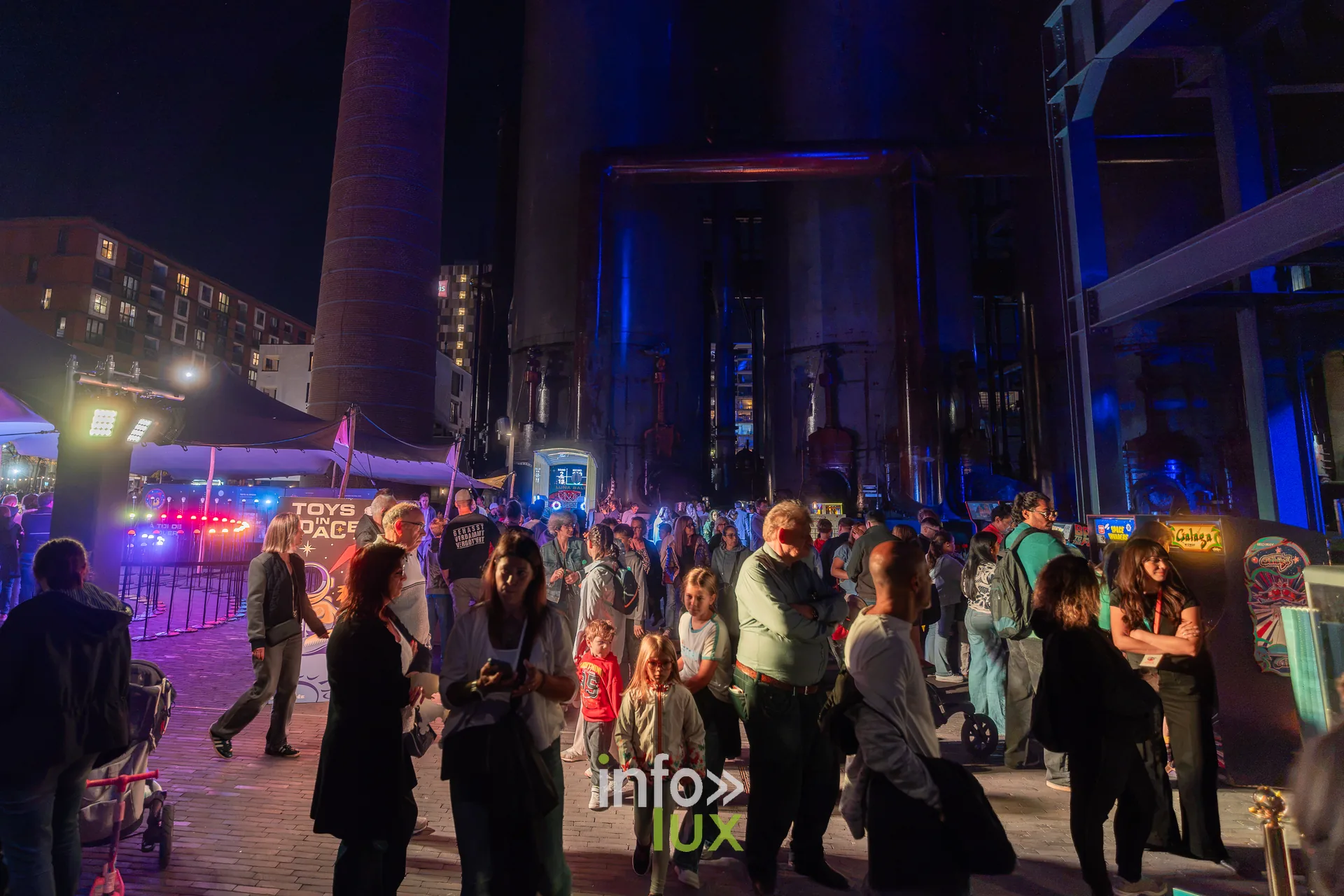 Nuit de la Culture 2026 à Esch-Belval : le public devant l’espace Toys in Space, au pied des hauts-fourneaux