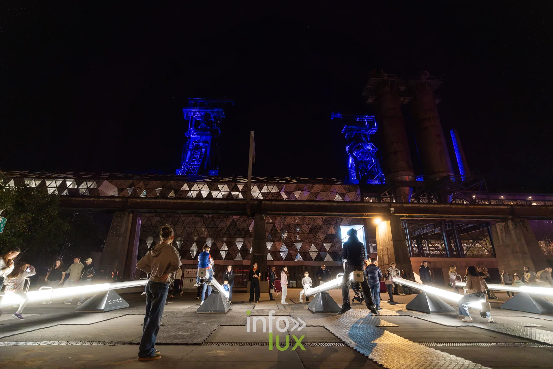 Nuit de la Culture 2026 à Esch-Belval : les bascules lumineuses d’Impulsion devant les hauts-fourneaux éclairés en bleu