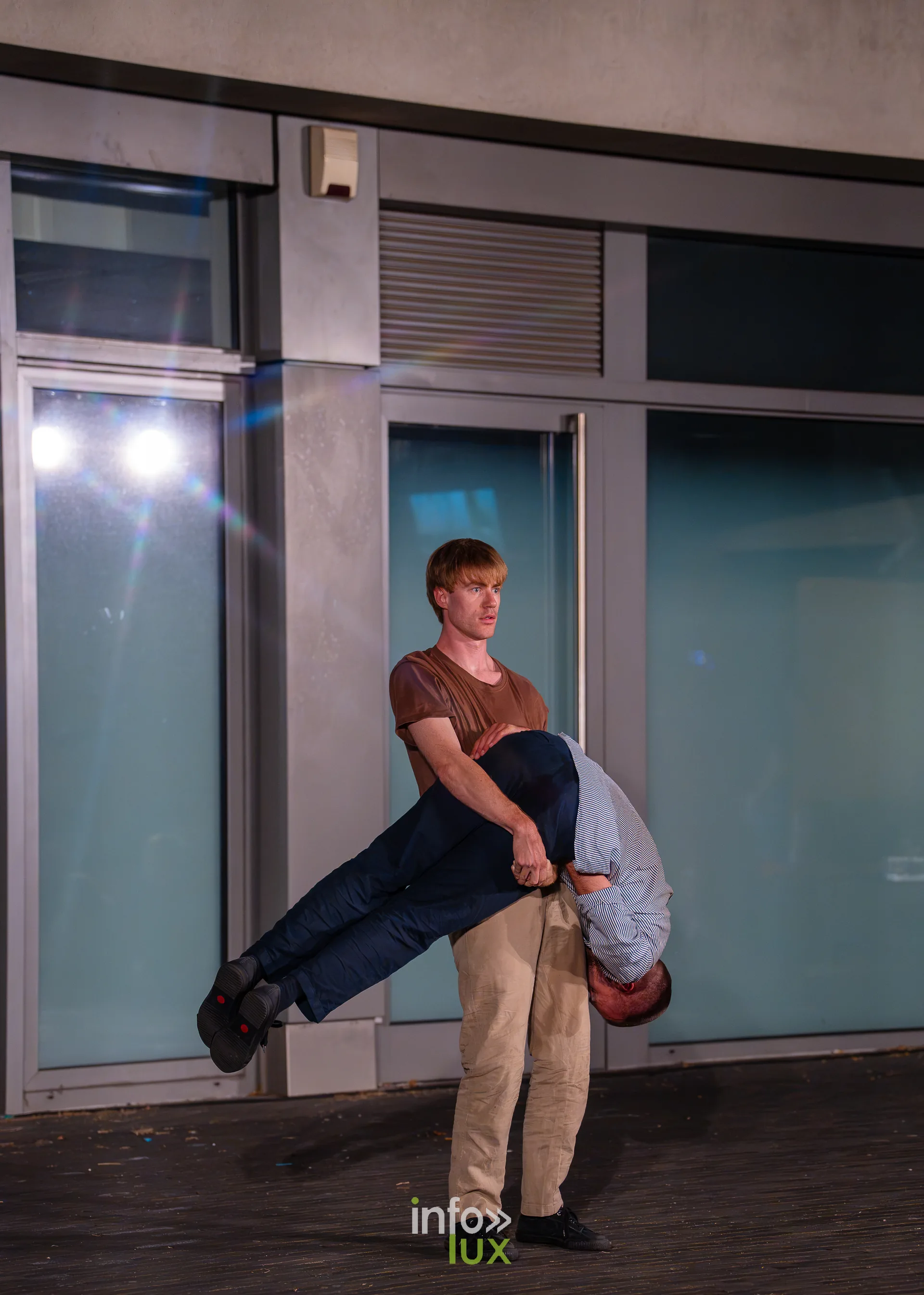 Nuit de la Culture 2026 à Esch-Belval : IT REALLY HURTS WHEN YOUR HEAD HITS THE CONCRETE : un interprète porte son partenaire à bout de bras