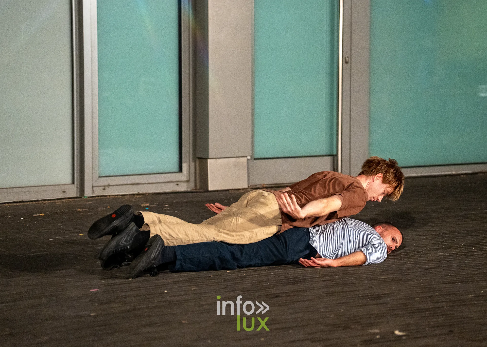 Nuit de la Culture 2026 à Esch-Belval : les deux interprètes de IT REALLY HURTS WHEN YOUR HEAD HITS THE CONCRETE au sol