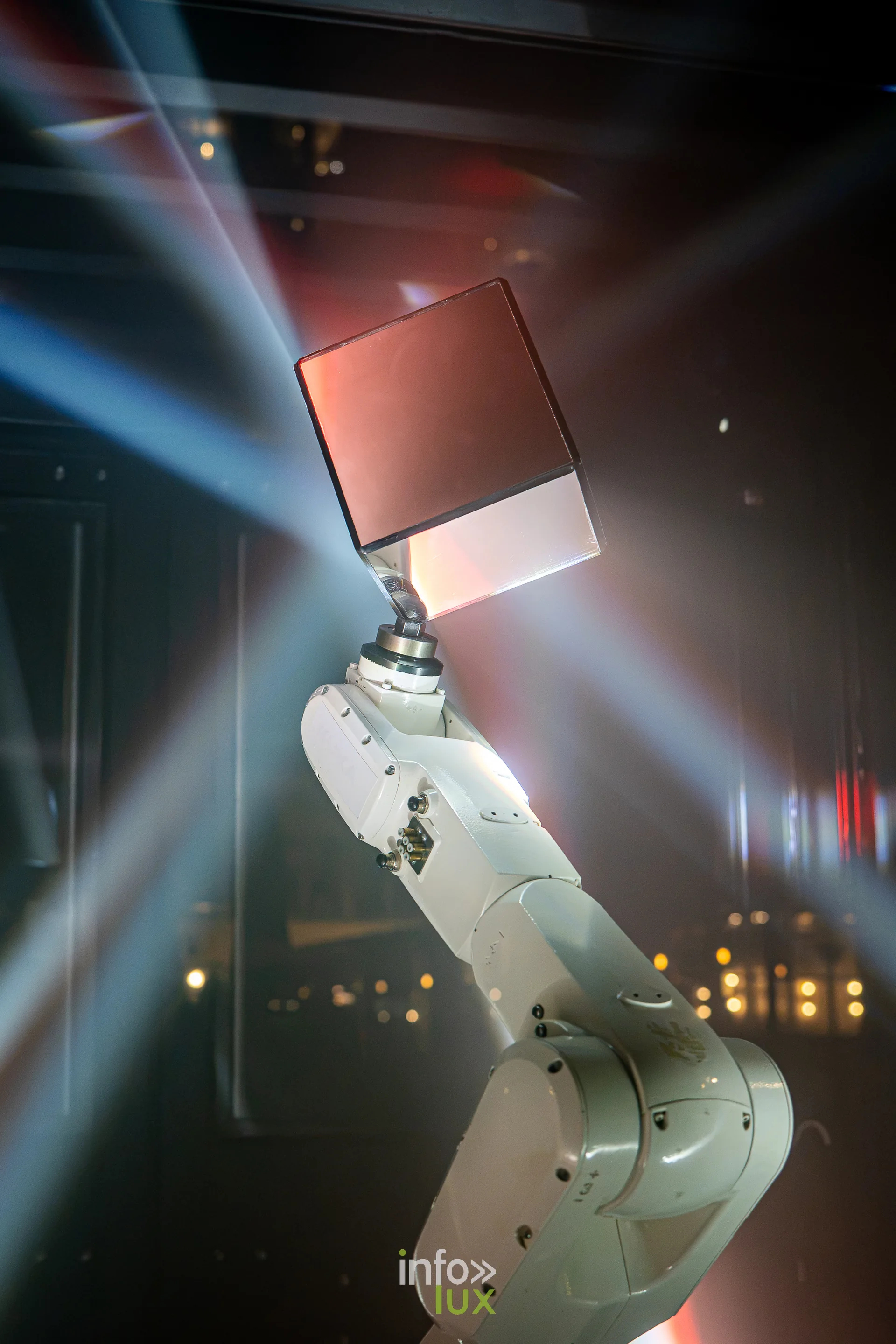 Nuit de la Culture 2026 à Esch-Belval : le bras robotique et son cube de miroirs de l’installation ILDA de la Cie Cenc