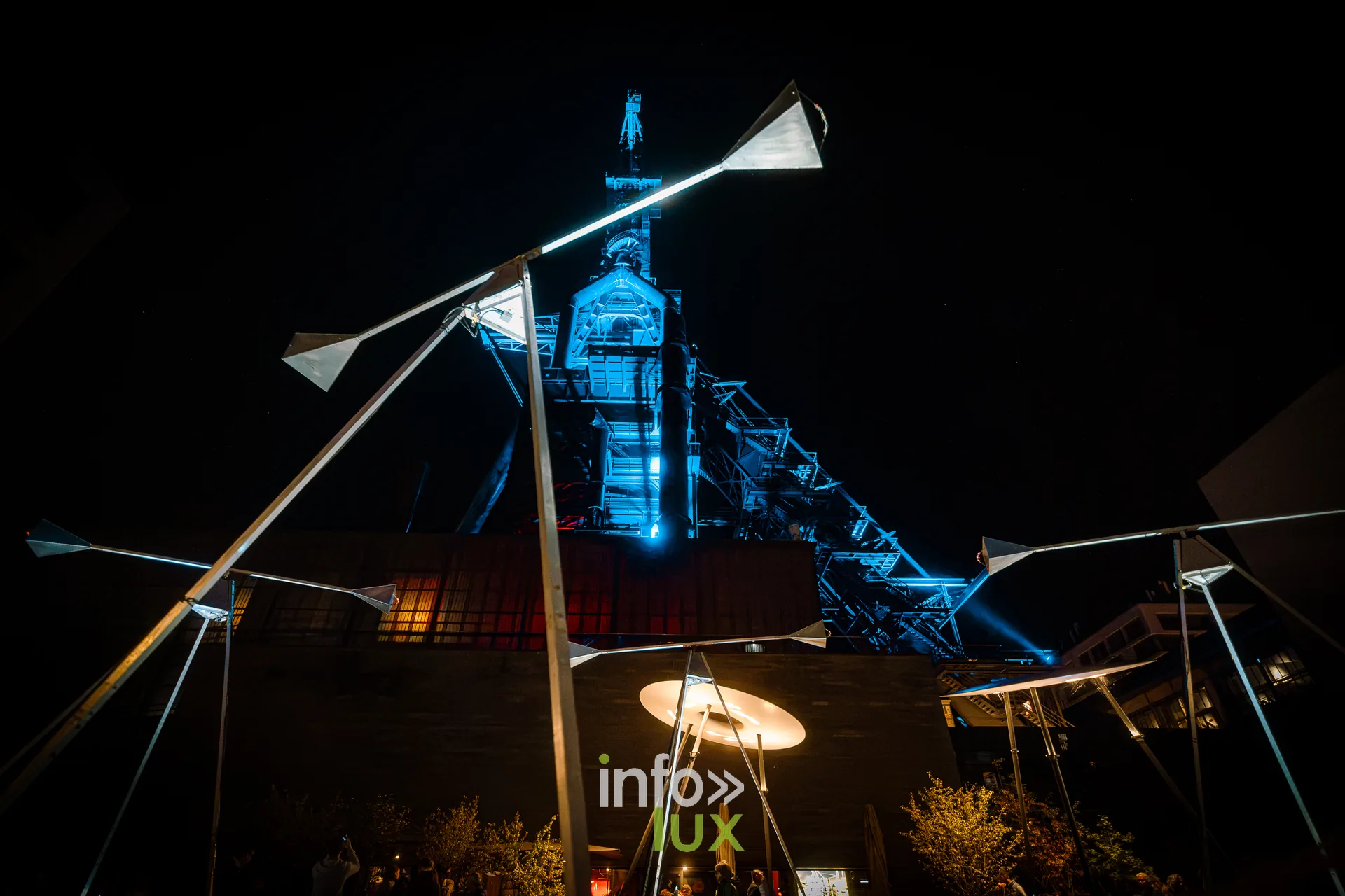 Nuit de la Culture 2026 à Esch-Belval : les trépieds et bras rotatifs de l’installation CHORUS de Ray Lee, devant les hauts-fourneaux