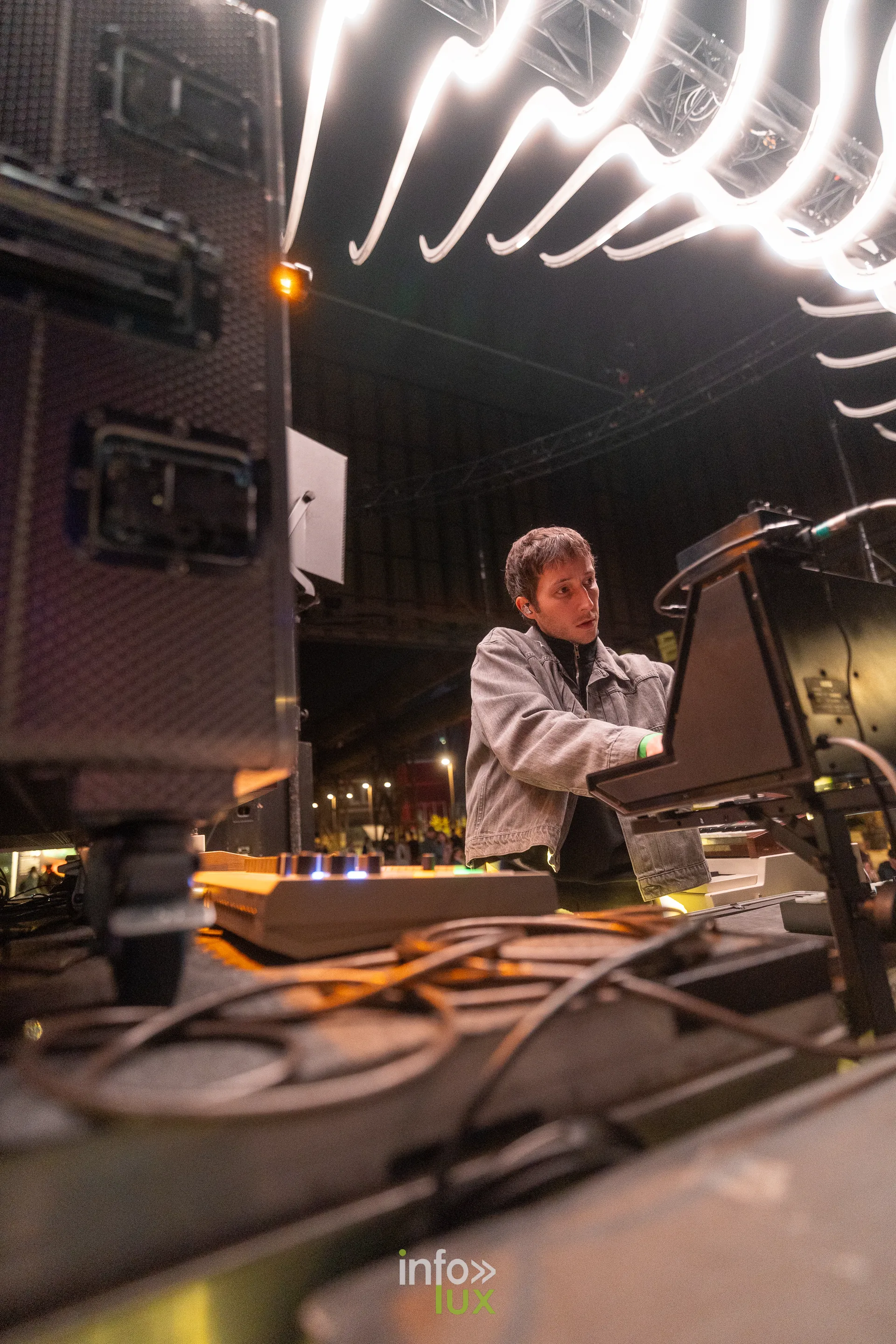 Nuit de la Culture 2026 à Esch-Belval : un musicien derrière ses claviers et machines électroniques, sous les néons
