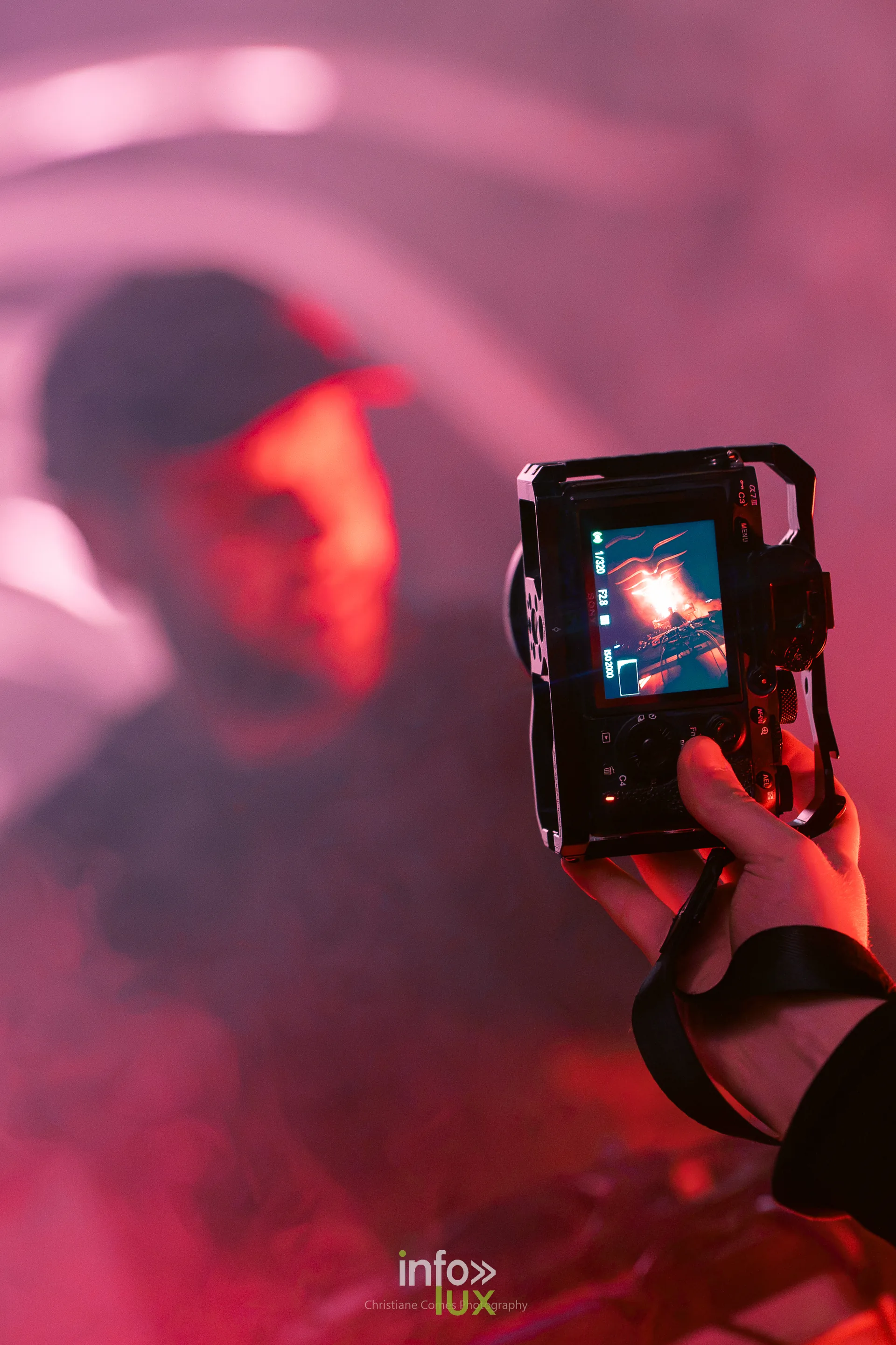 Nuit de la Culture 2026 à Esch-Belval : un spectateur photographie la scène, dans la fumée rose