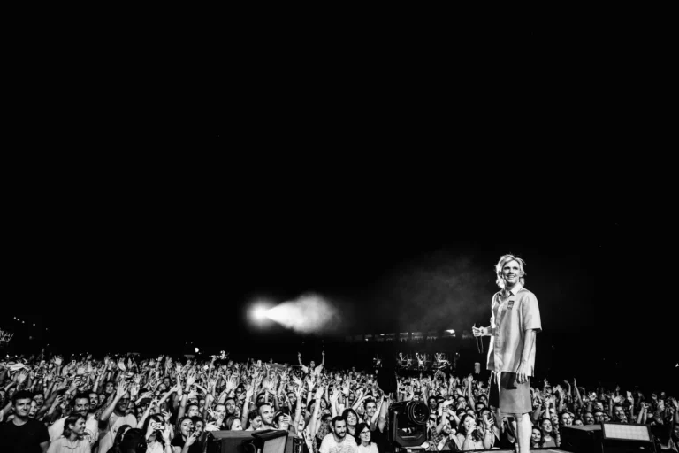 Orelsan sur scène face au public, photo de presse
