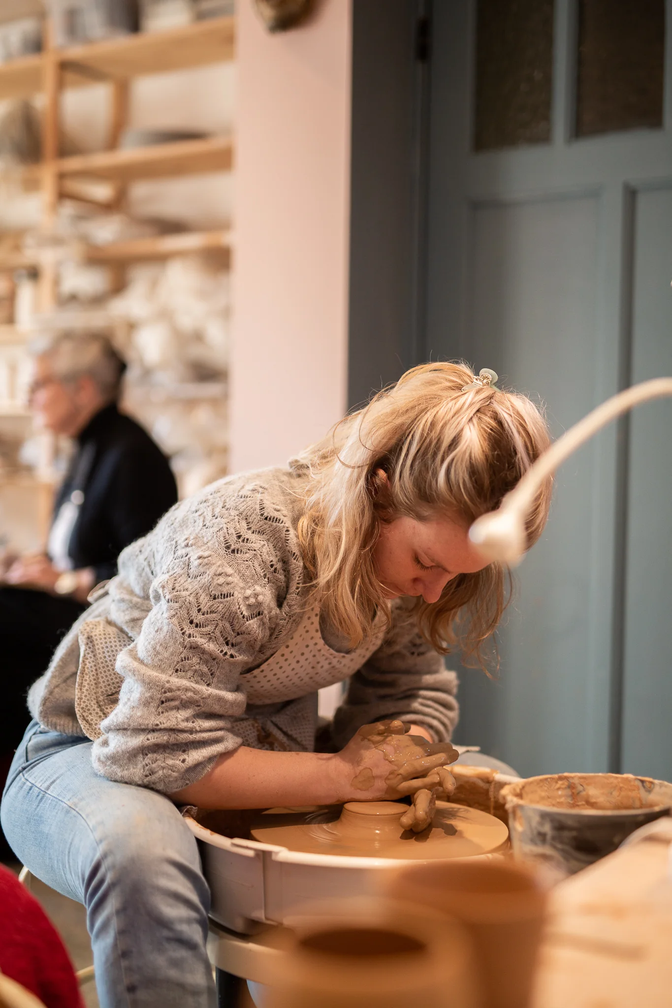 Tournage d’une pièce en céramique à l’atelier Ose la Terre