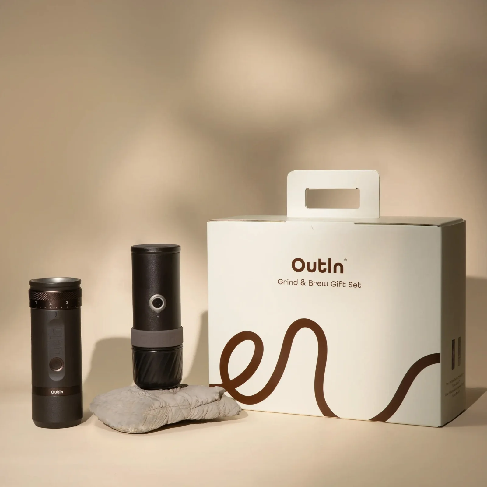 Coffret cadeau OutIn Grind & Brew avec la machine Mino et le moulin Fino