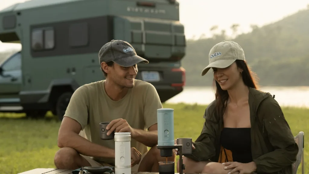 Machine à expresso portable OutIn Nano 2 sur une table de camping