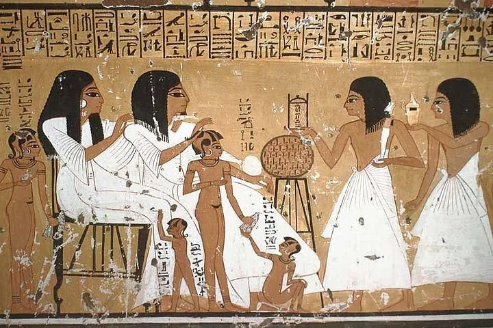 Peinture murale égyptienne d’une tombe thébaine montrant une famille et des serviteurs, hiéroglyphes en frise