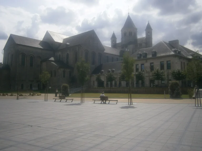 La collégiale Sainte-Gertrude et la Grand-Place de Nivelles