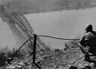 Un soldat sur l’Erpeler Ley, au-dessus du pont de Remagen, photo d’archives