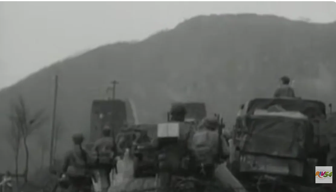 Soldats et véhicules américains au pont de Remagen en mars 1945, images d’archives