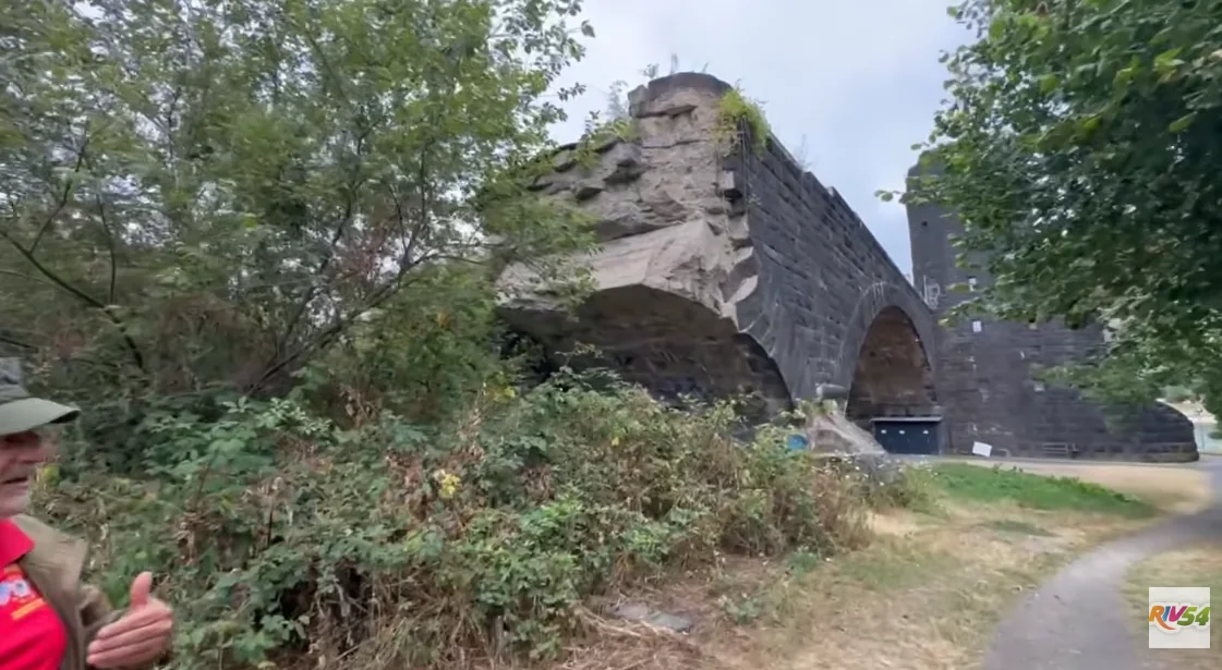 Les tours et les vestiges de la voie d’accès du pont de Remagen