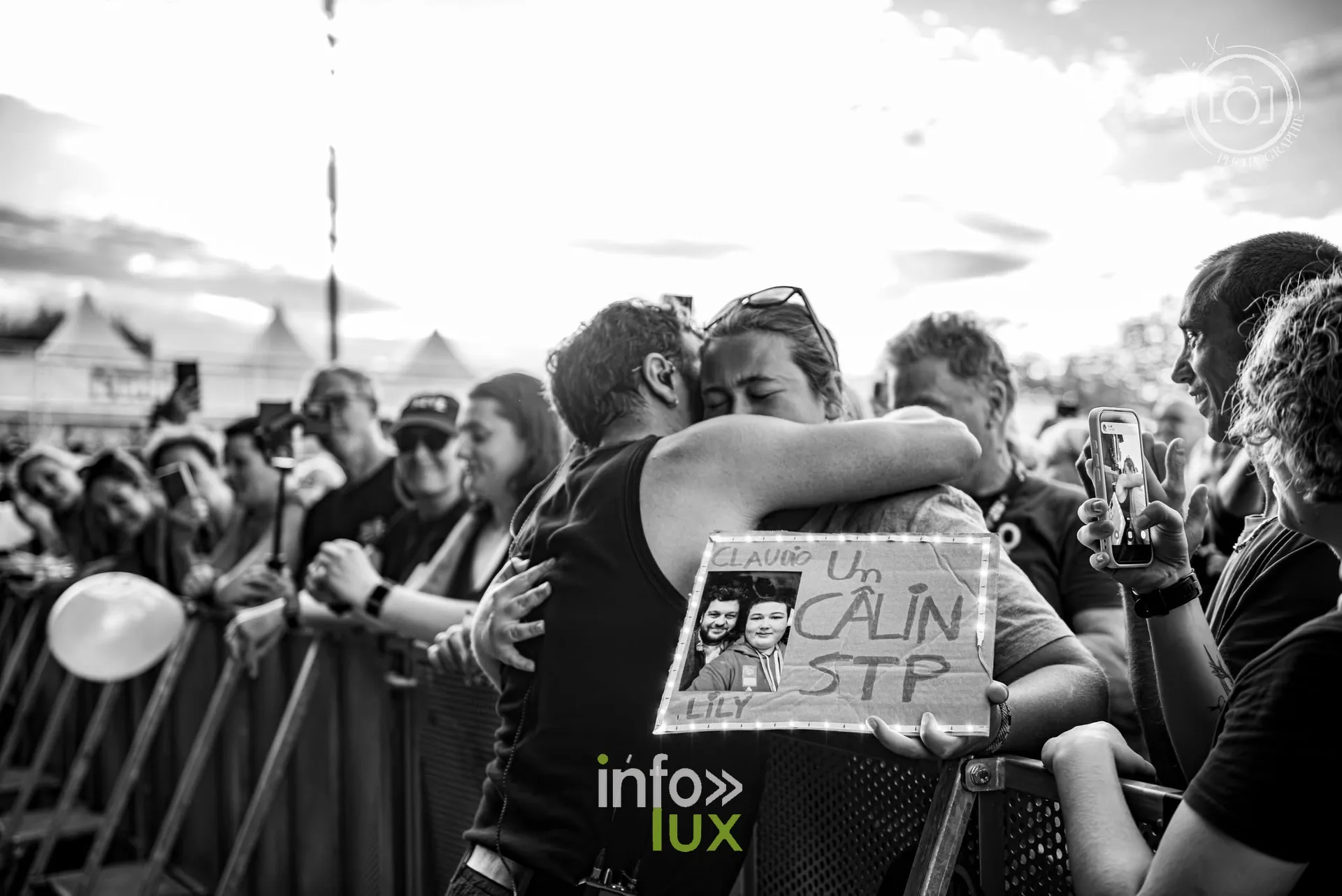 Claudio Capéo et une fan au premier rang, photo 2 la X Photographie