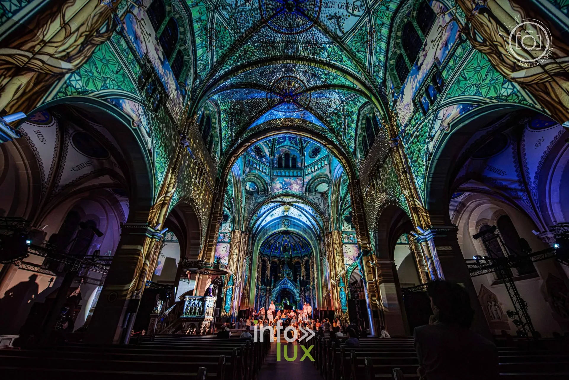 Le Crépuscule des Pierres, projections dans la nef d’une église, photo 2 la X Photographie
