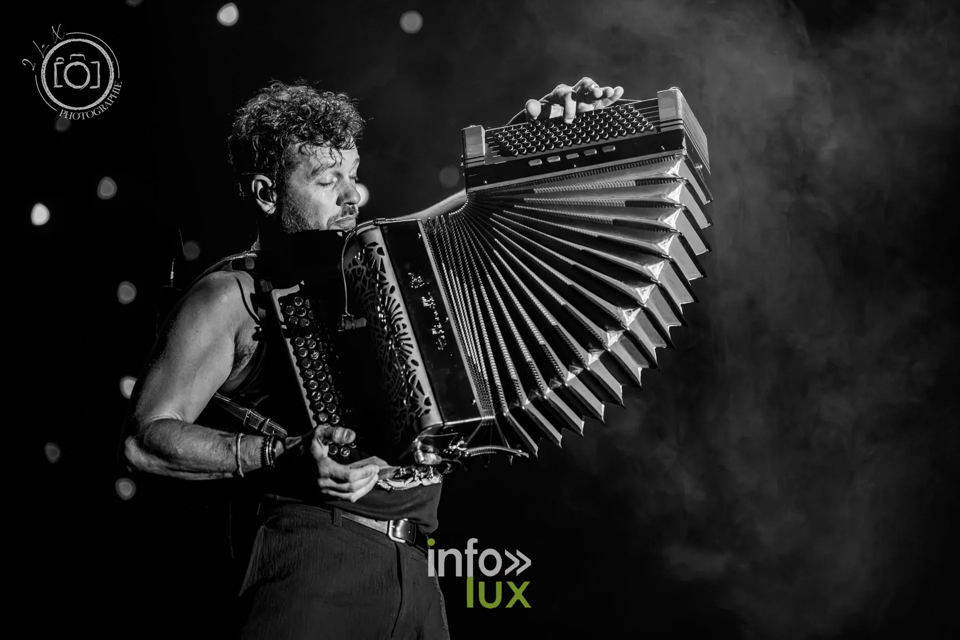 Claudio Capéo à l’accordéon en concert, photo 2 la X Photographie