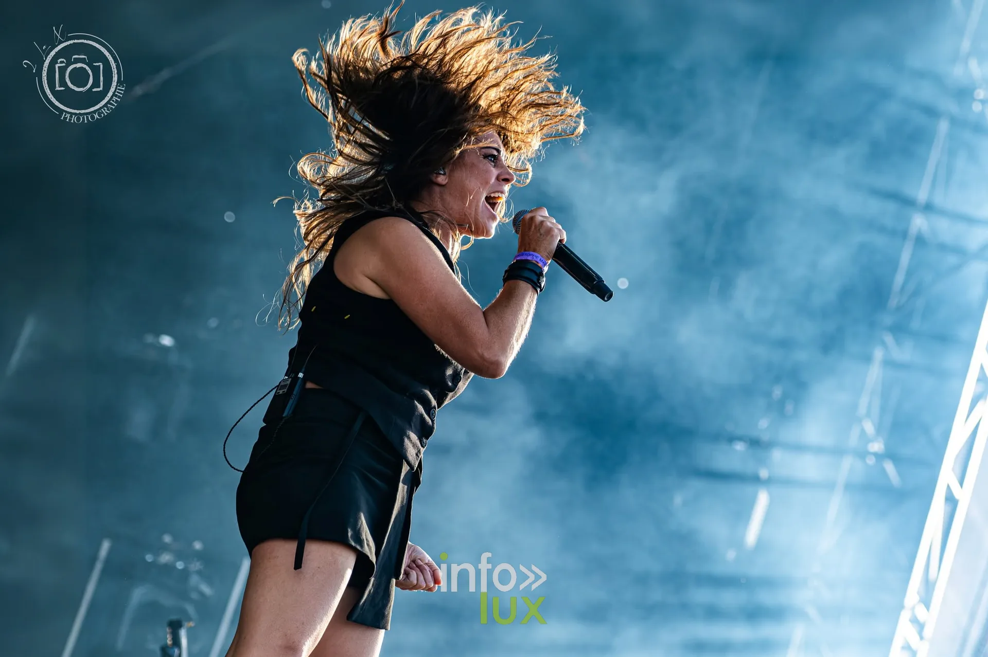 Chanteuse au micro en concert, photo 2 la X Photographie