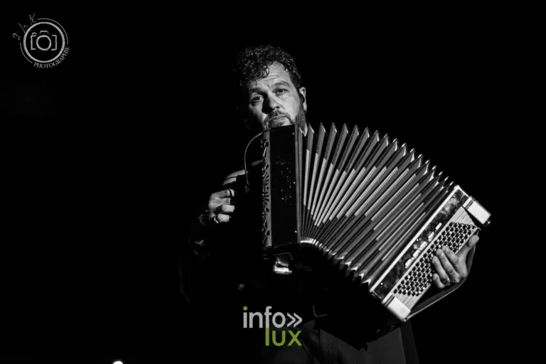 Claudio Capéo à l’accordéon en concert, photo 2 la X Photographie