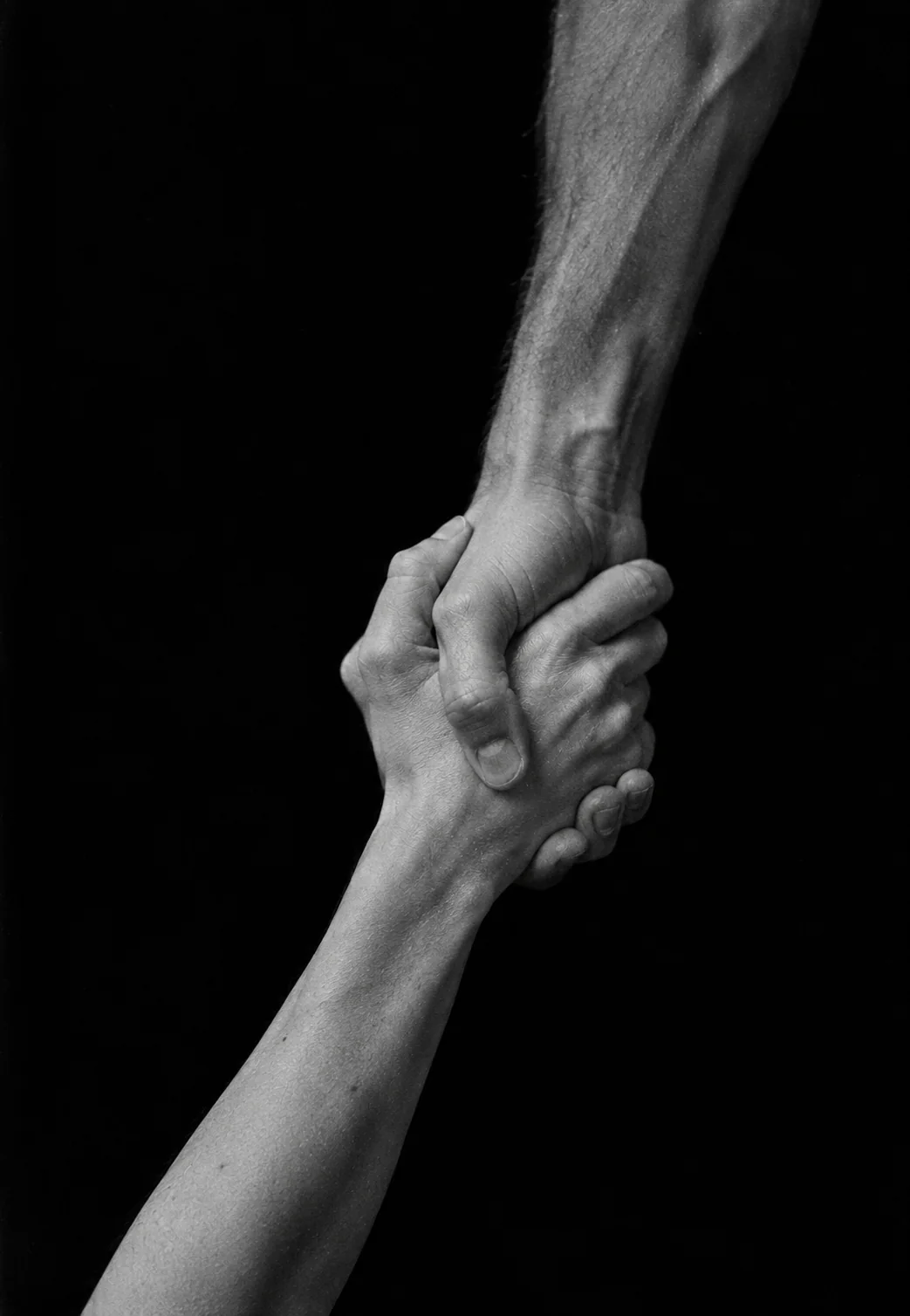 Deux mains qui se tiennent, visuel du projet PULSE du Théâtre d’Un Jour