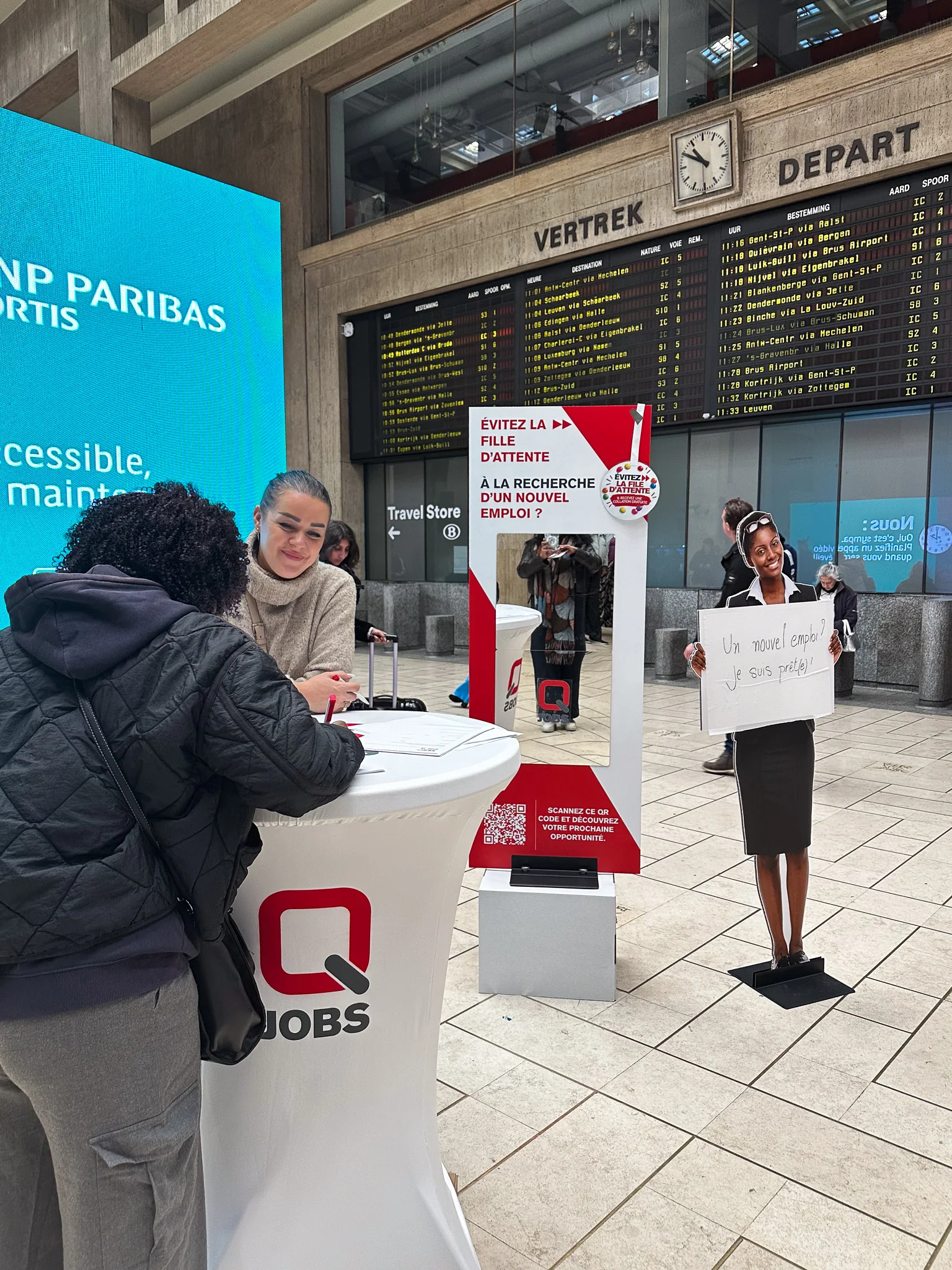 Colonne-miroir et QR code de l’action « Évitez la file d’attente ! » de Q Jobs