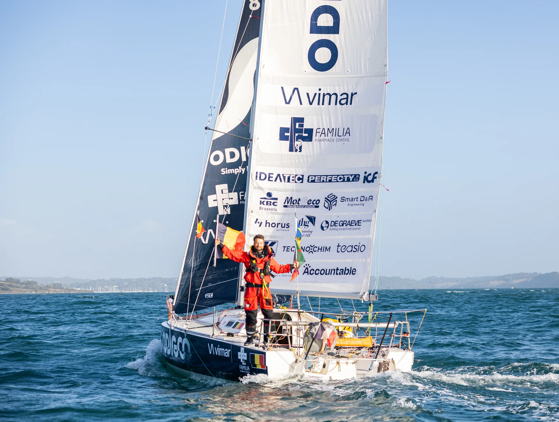 Le Mini 6.50 de Quentin Debois sous voiles à l’arrivée en Angleterre