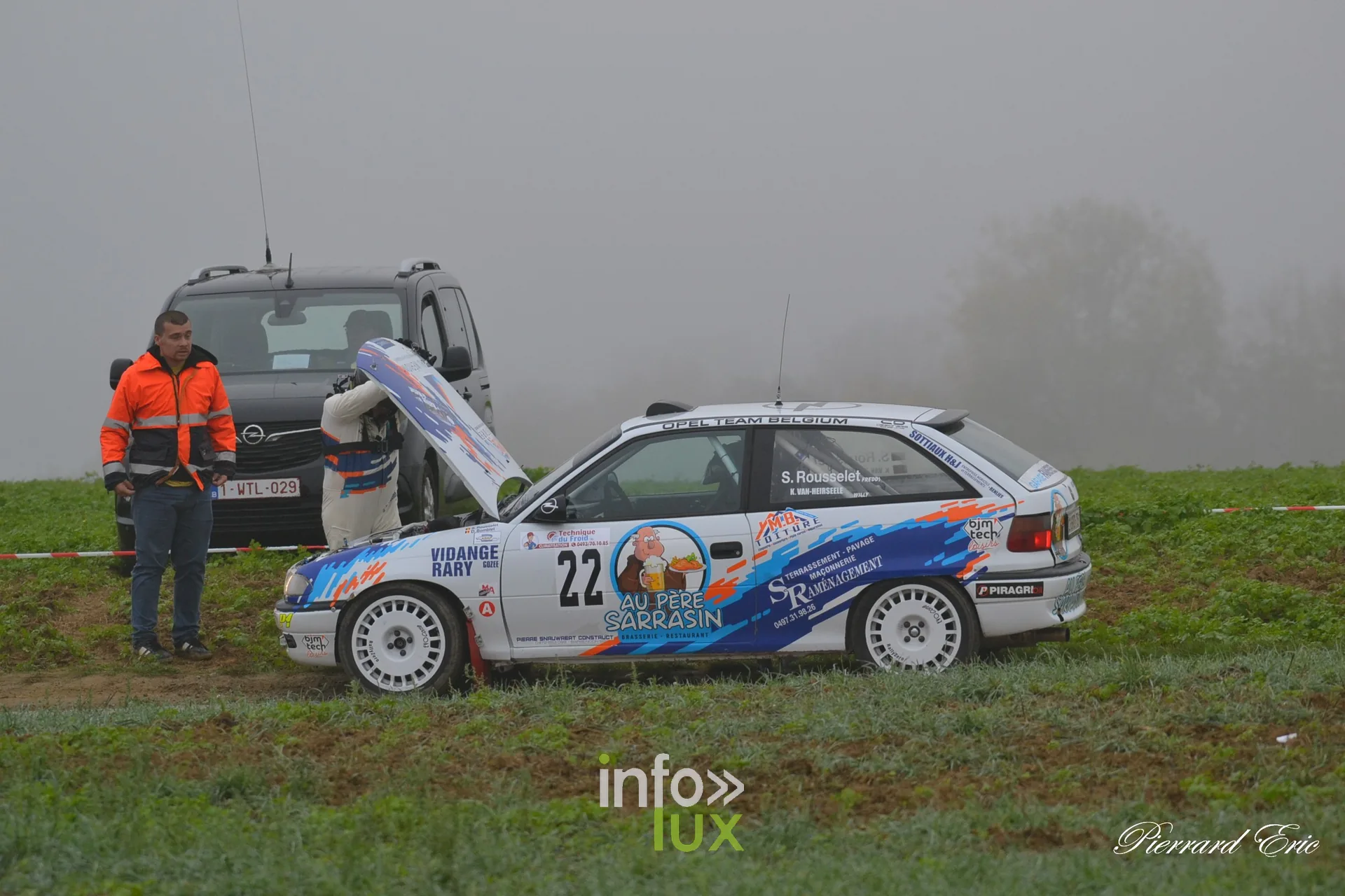 Rallye de Mettet 2026 : l’Opel Astra GSI n°22 de Steeve Rousselet et Christophe Van Heirseele à l’arrêt au bord de la route