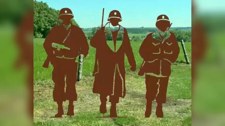 Projection du monument à la 28e Division d’infanterie US : trois silhouettes de soldats américains en acier corten