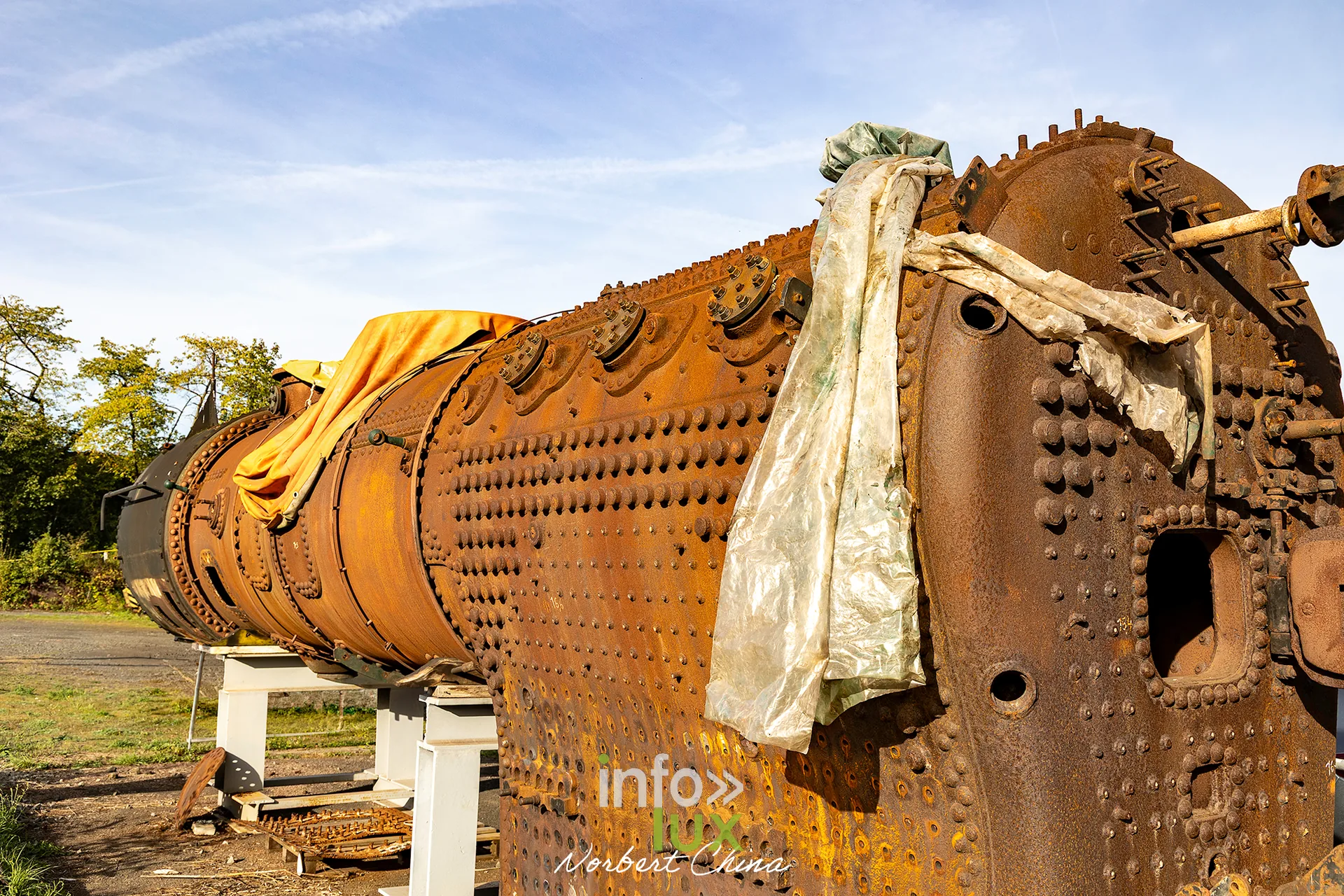 Rétrotrain, musée ferroviaire de la PFT à Saint-Ghislain, 3 octobre 2026 : une chaudière de locomotive à vapeur rouillée, à l’extérieur (photo Norbert China)
